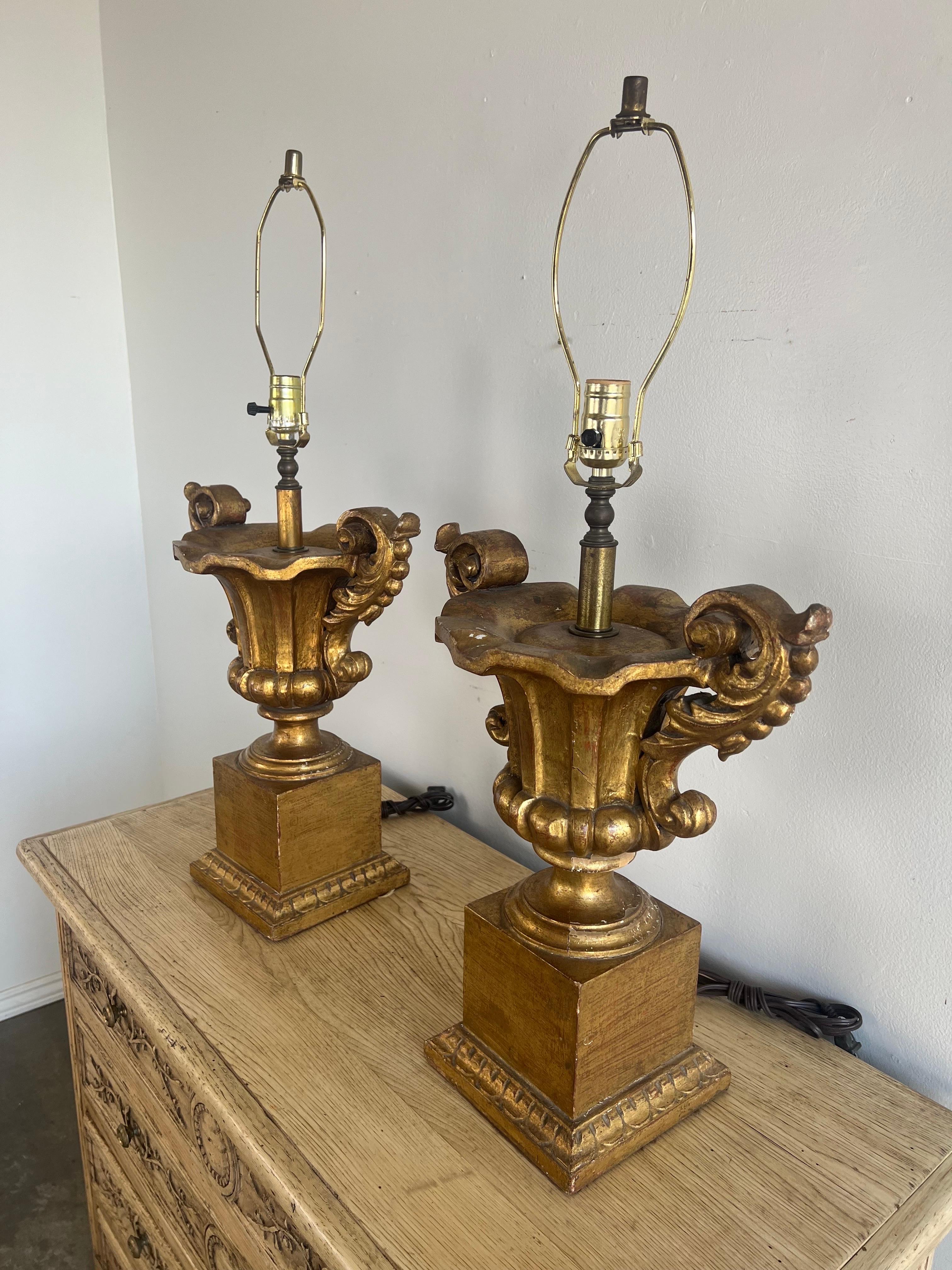 Paar italienische Urnenlampen aus vergoldetem Holz im neoklassischen Stil, um 1930 im Angebot 4