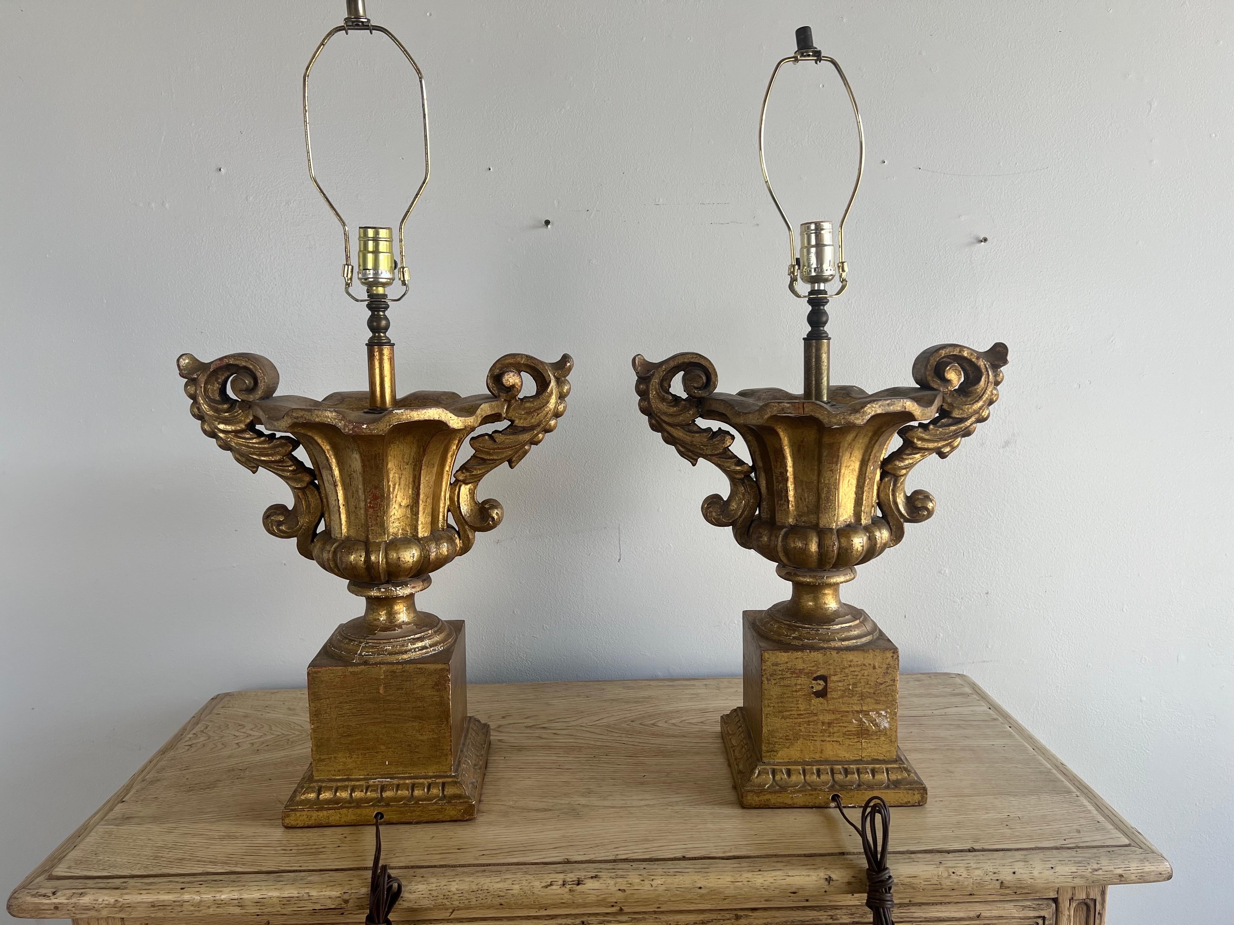 Paar italienische Urnenlampen aus vergoldetem Holz im neoklassischen Stil, um 1930 im Angebot 5