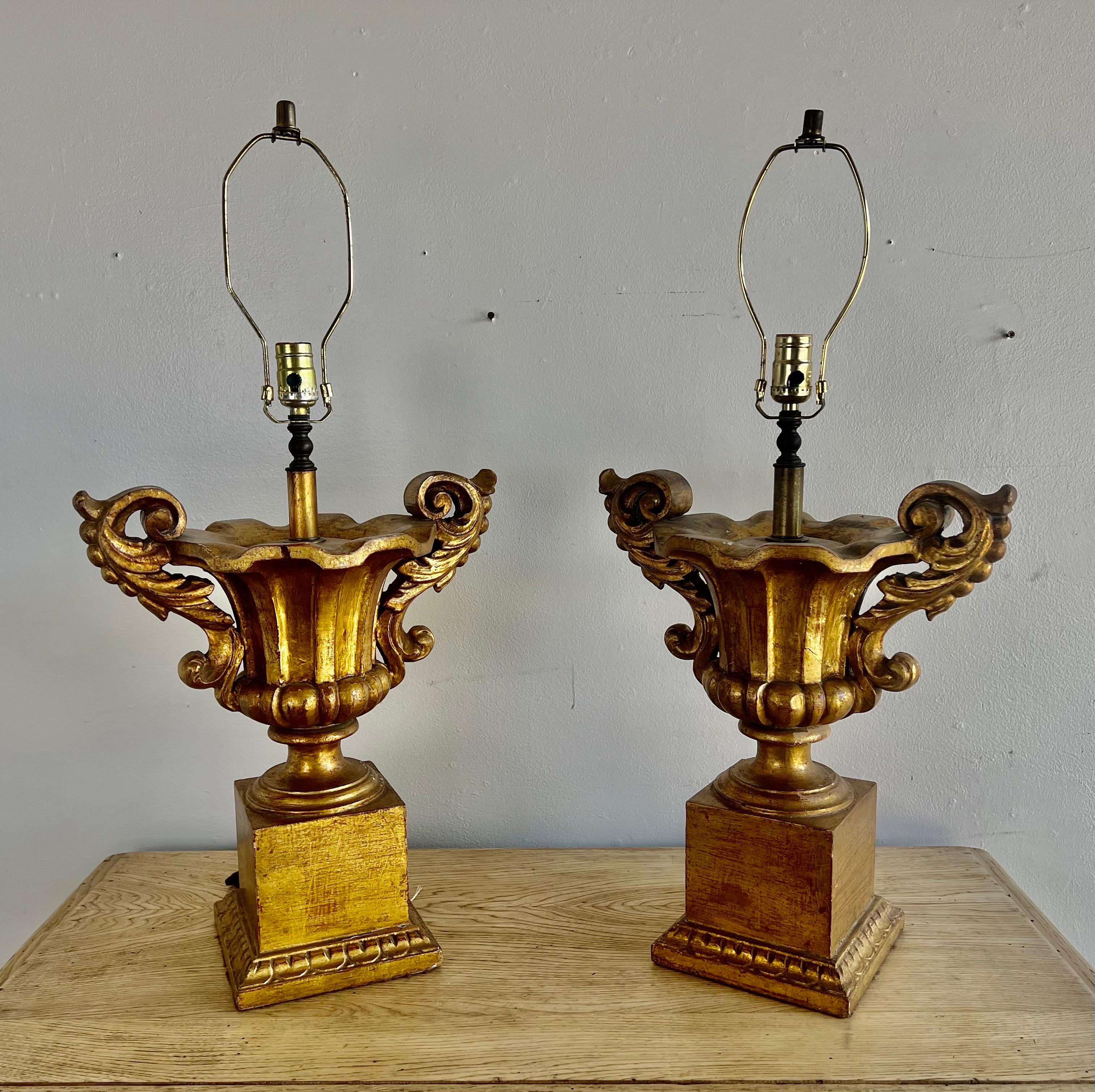 Paar italienische Urnenlampen aus vergoldetem Holz im neoklassischen Stil, um 1930 (Neoklassisch) im Angebot
