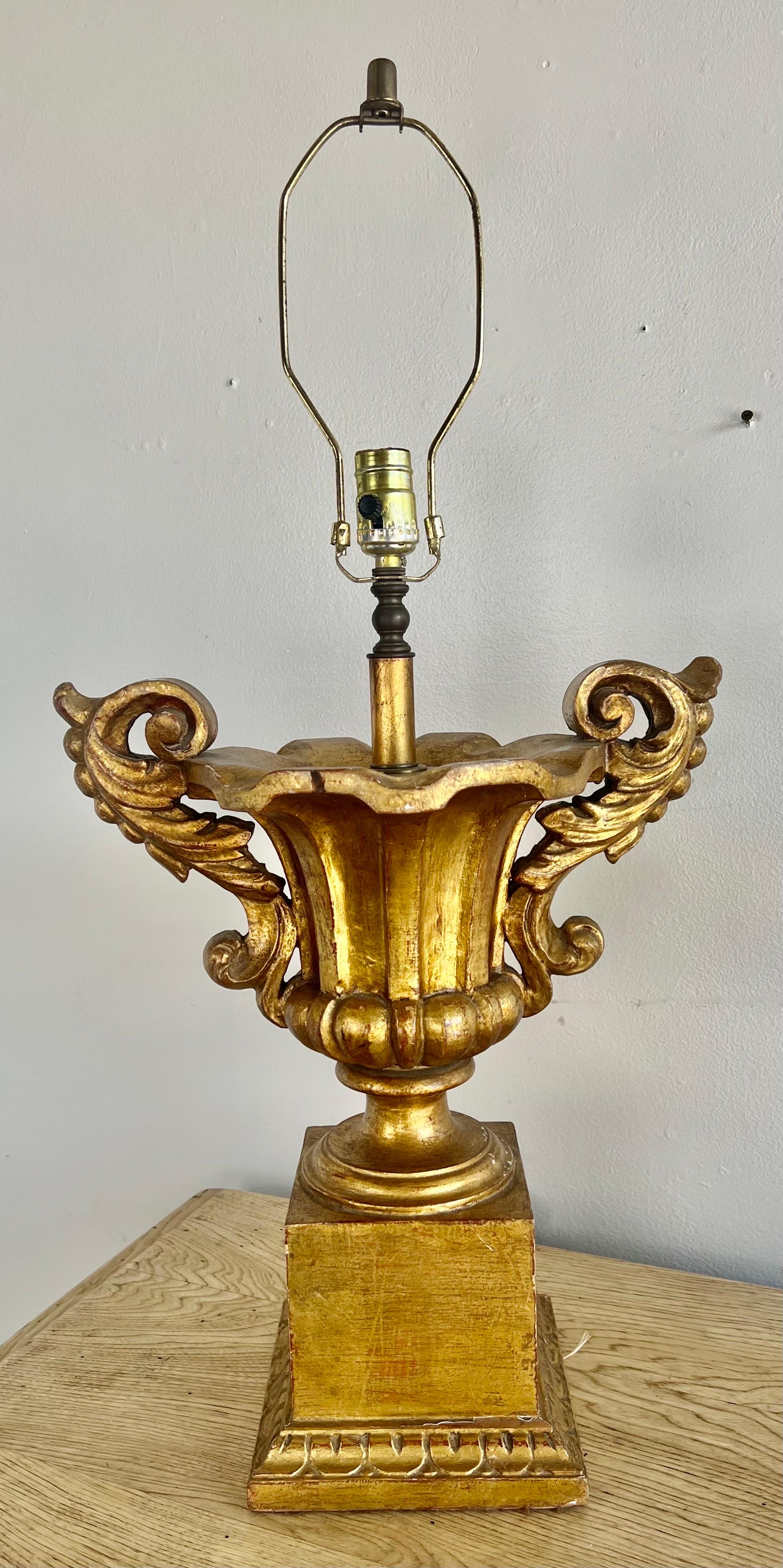 Paar italienische Urnenlampen aus vergoldetem Holz im neoklassischen Stil, um 1930 (Italienisch) im Angebot