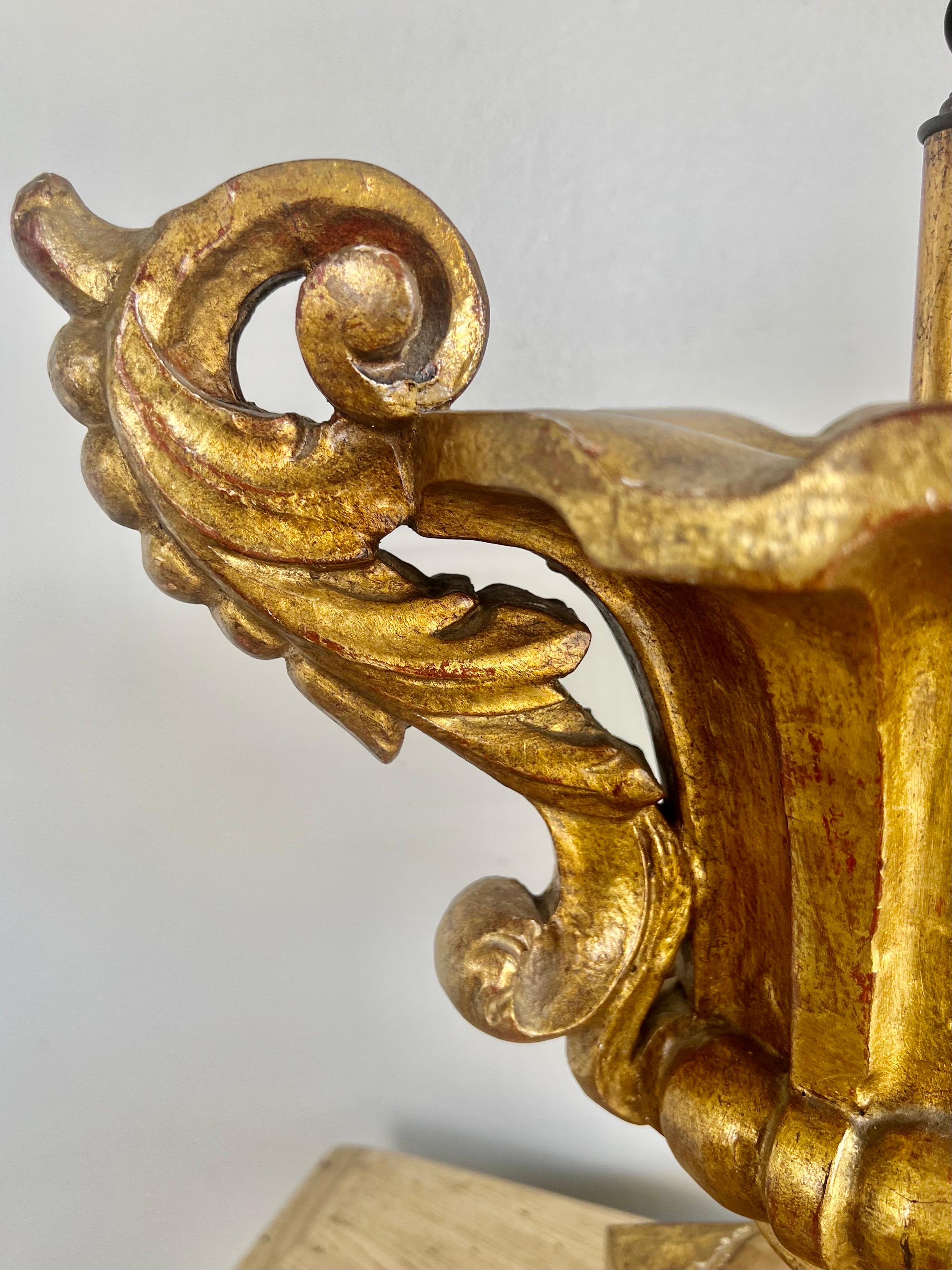 Bois doré Paire de lampes-urnes italiennes en bois doré de style néoclassique, vers 1930 en vente