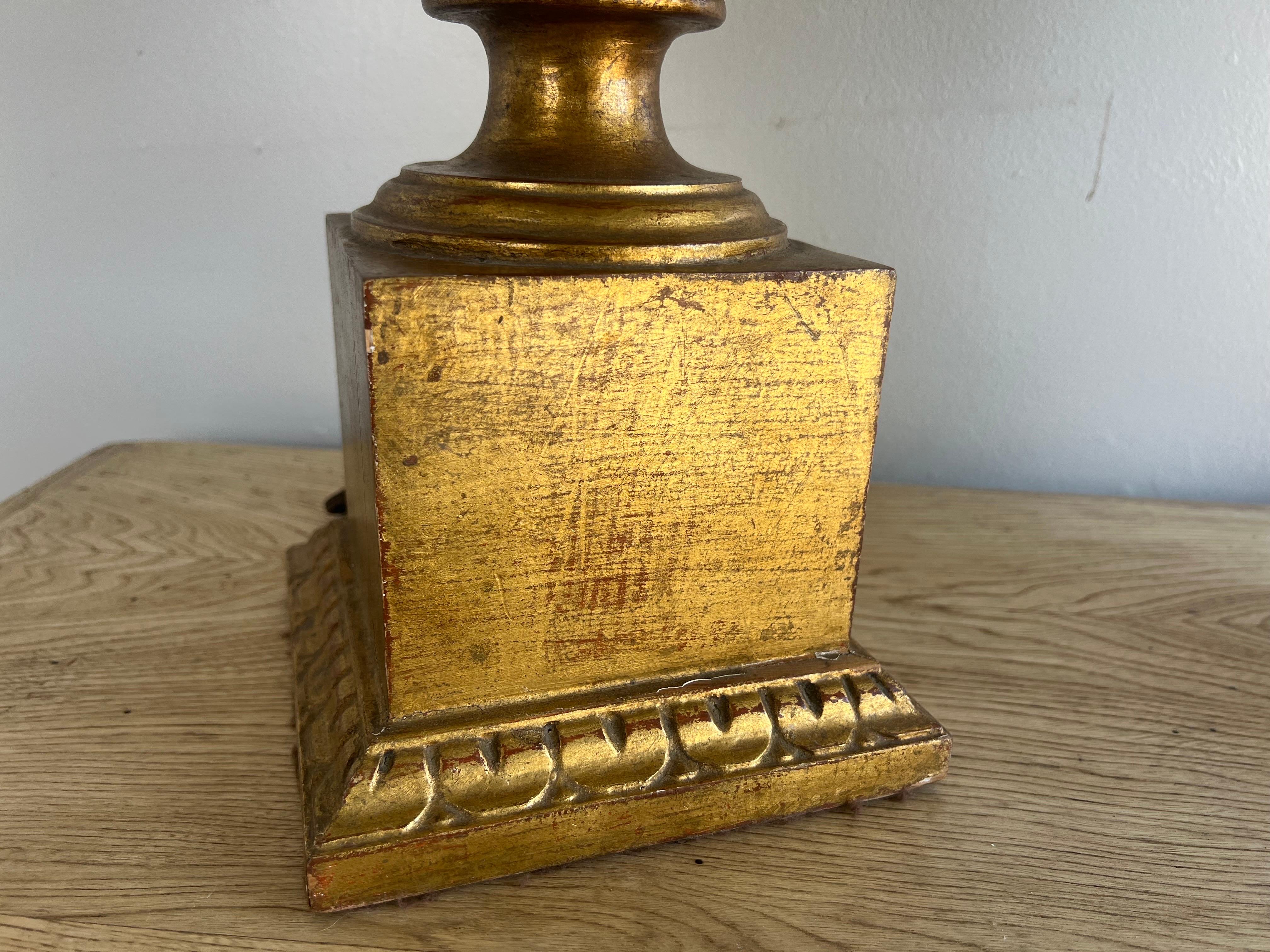 Paire de lampes-urnes italiennes en bois doré de style néoclassique, vers 1930 en vente 1