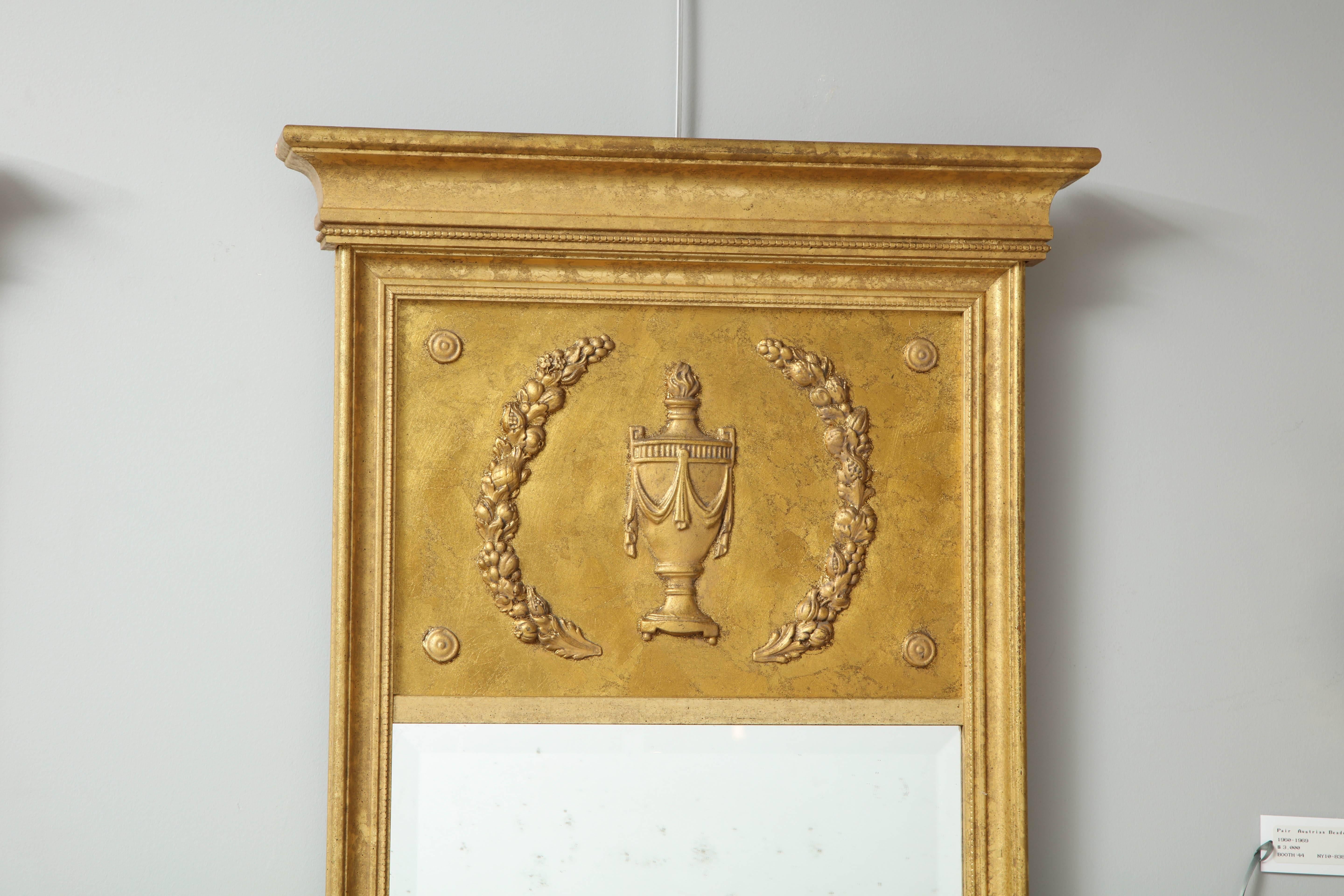 Inconnu Paire de miroirs de style néoclassique en bois doré en vente