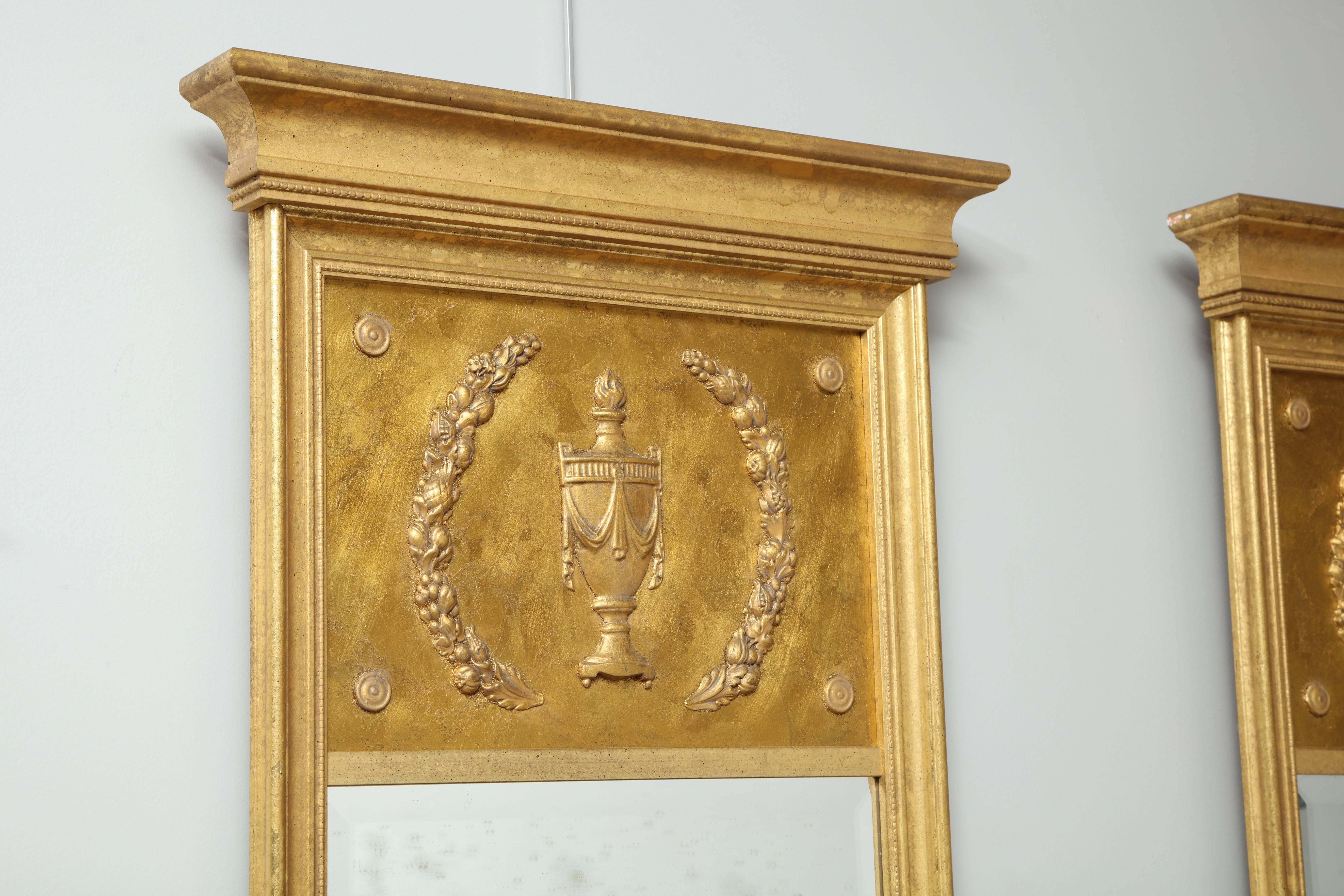 Paire de miroirs de style néoclassique en bois doré Bon état - En vente à New York, NY