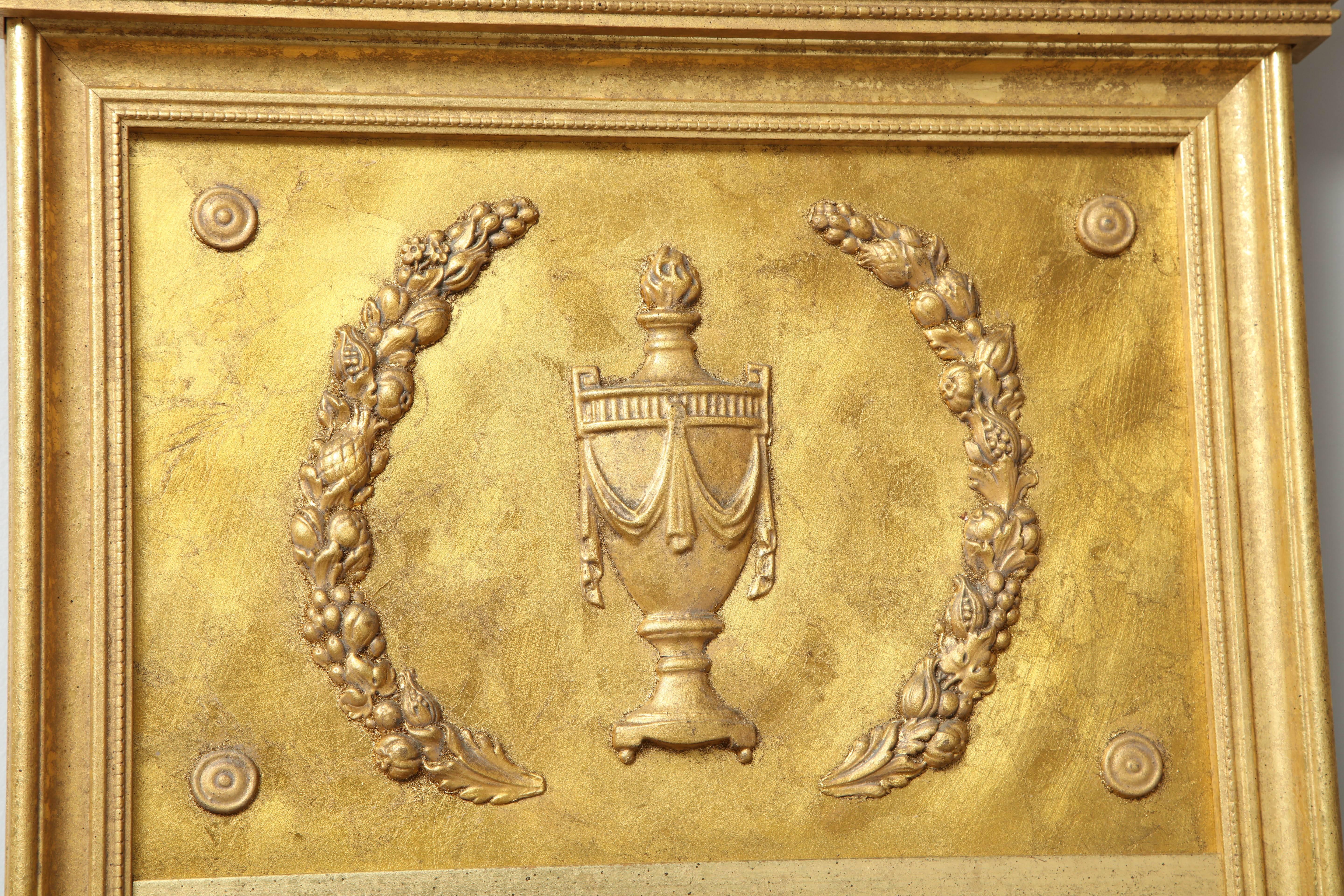 XX secolo Coppia di specchi in legno dorato in stile neoclassico in vendita