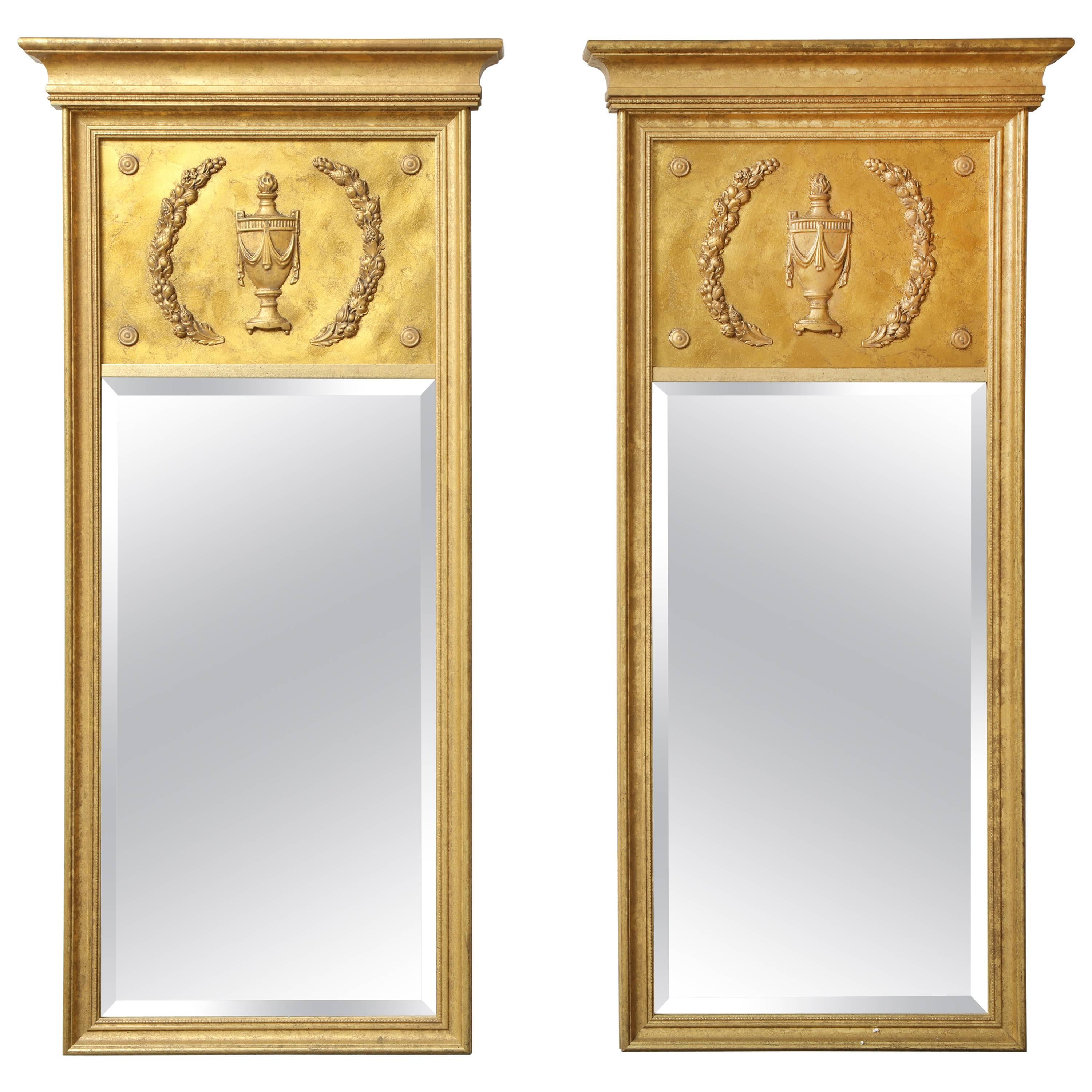 Paire de miroirs de style néoclassique en bois doré