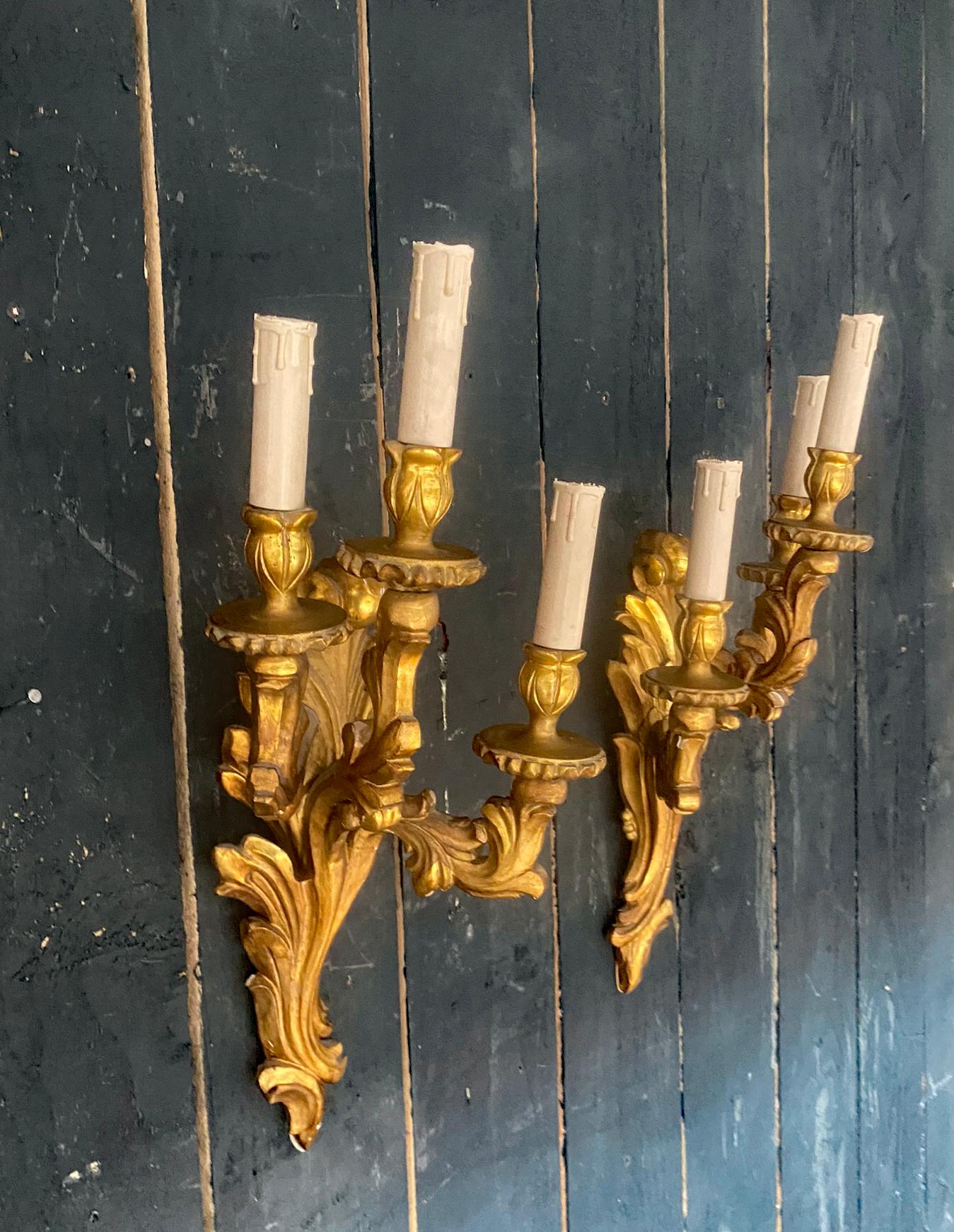 Coppia di  Applique in legno dorato del 1950 circa in vendita 6