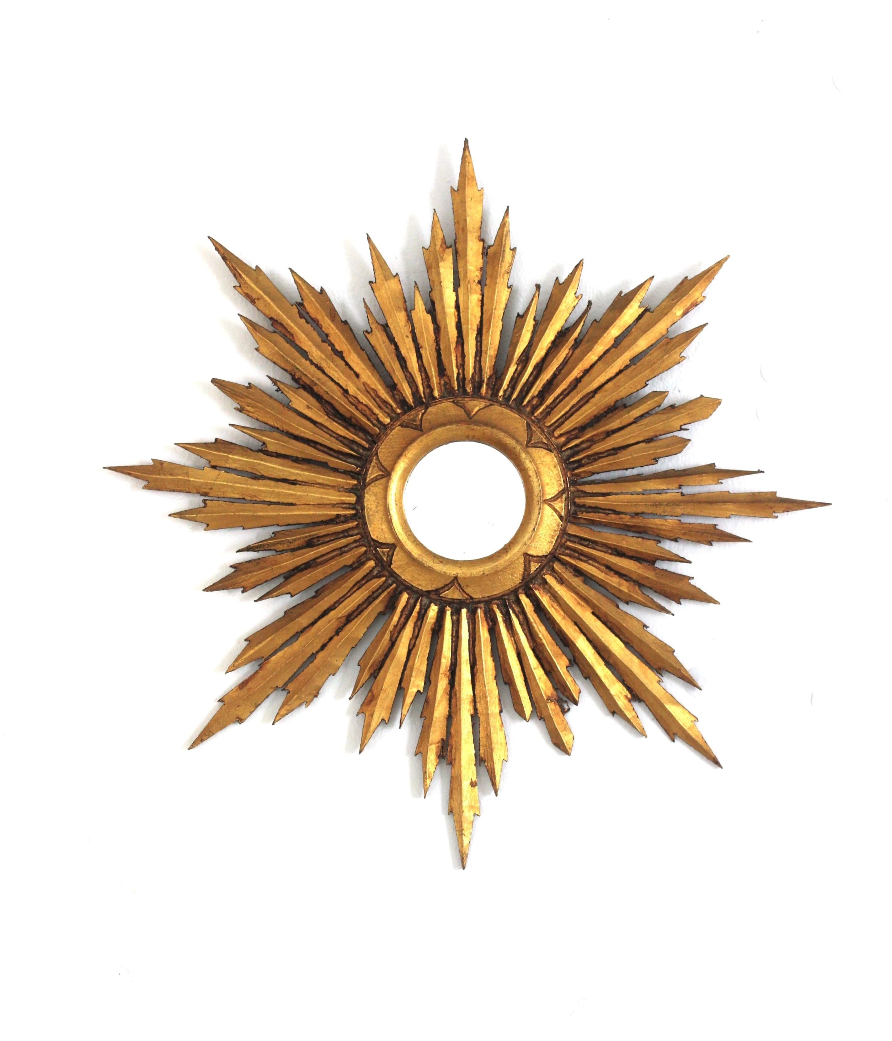 Doré Paire de miroirs étoilés Sunburst en bois doré, petite taille, baroque espagnol en vente