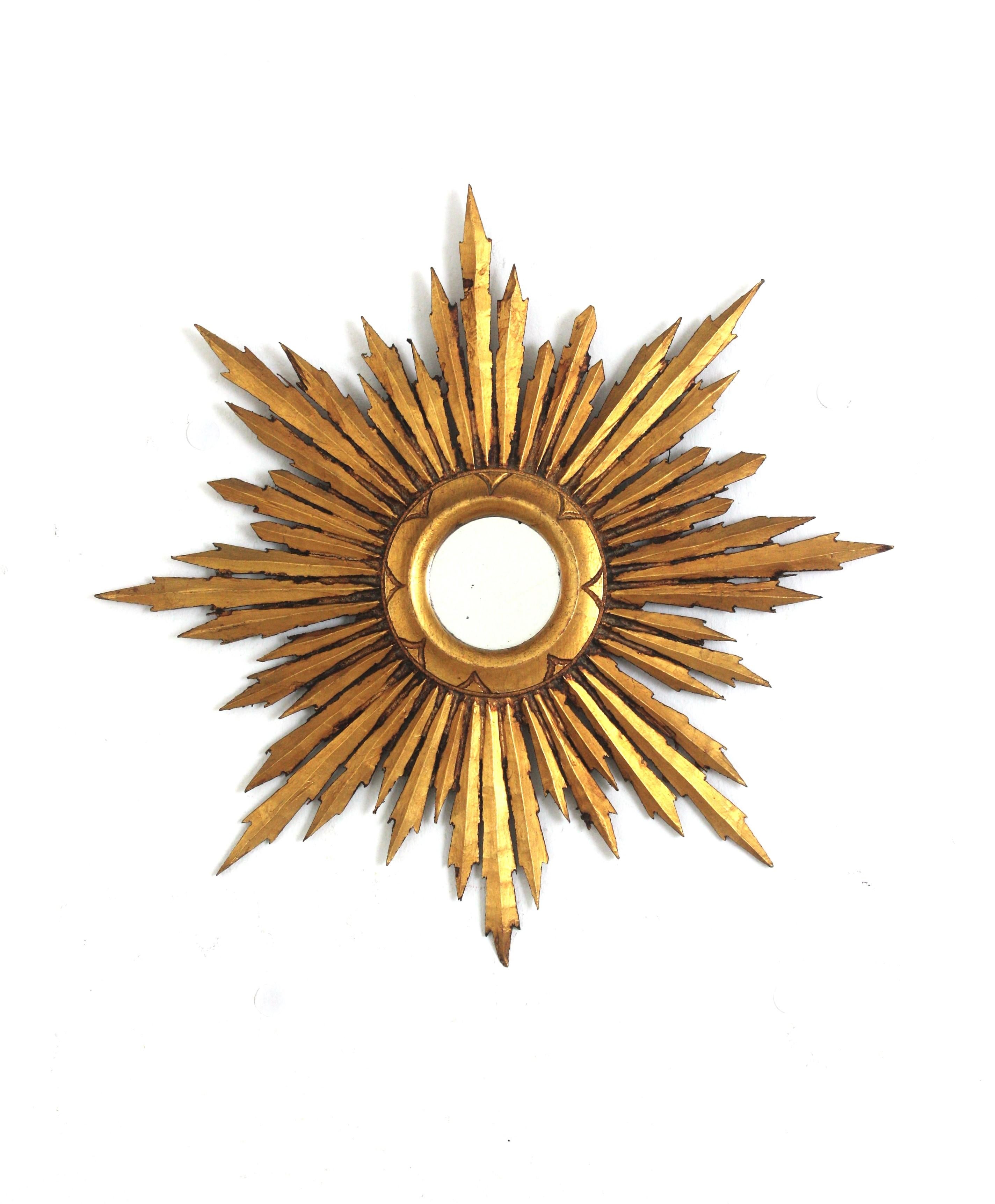 20ième siècle Paire de miroirs étoilés Sunburst en bois doré, petite taille, baroque espagnol en vente