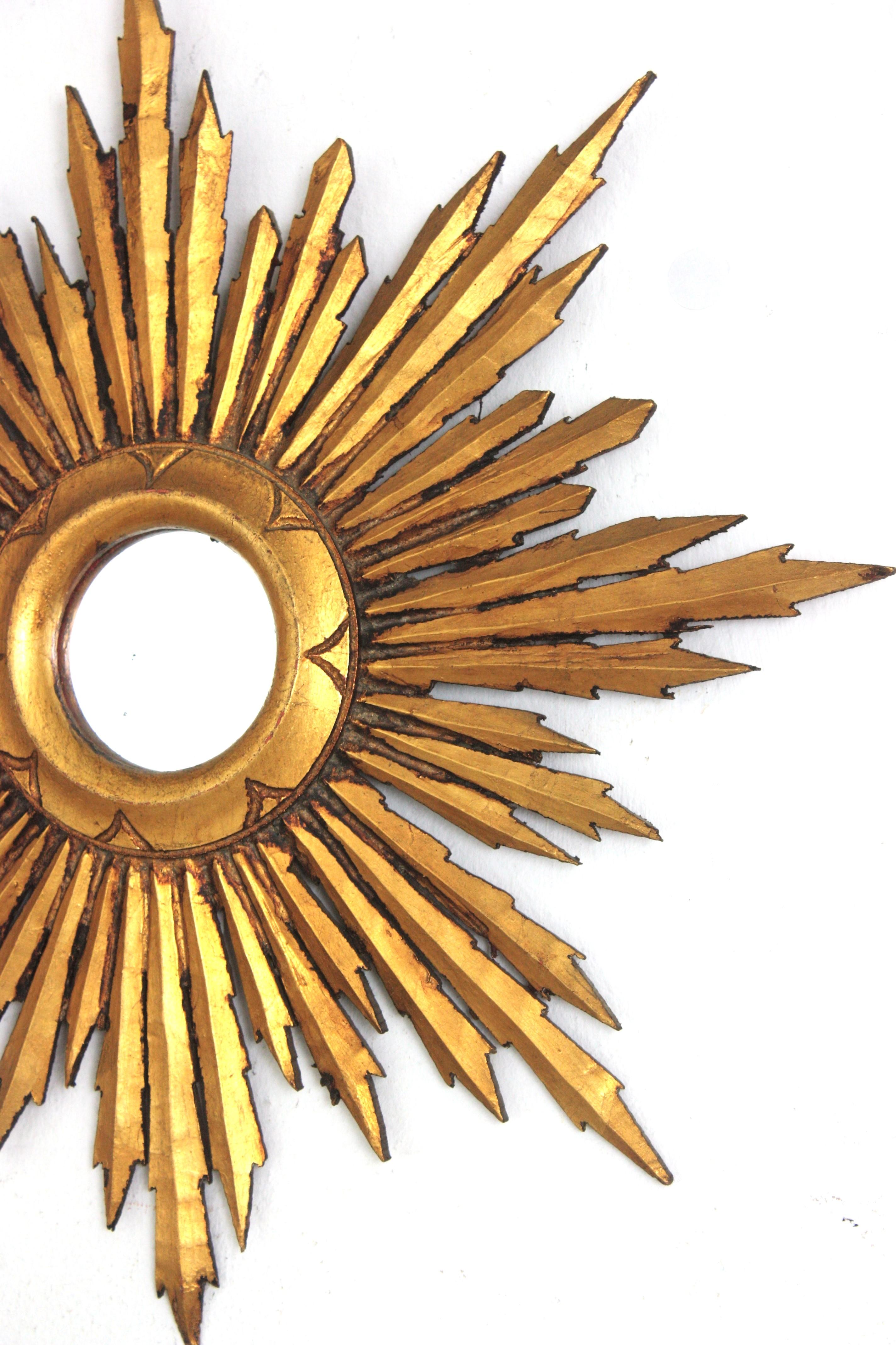 Paire de miroirs étoilés Sunburst en bois doré, petite taille, baroque espagnol en vente 1