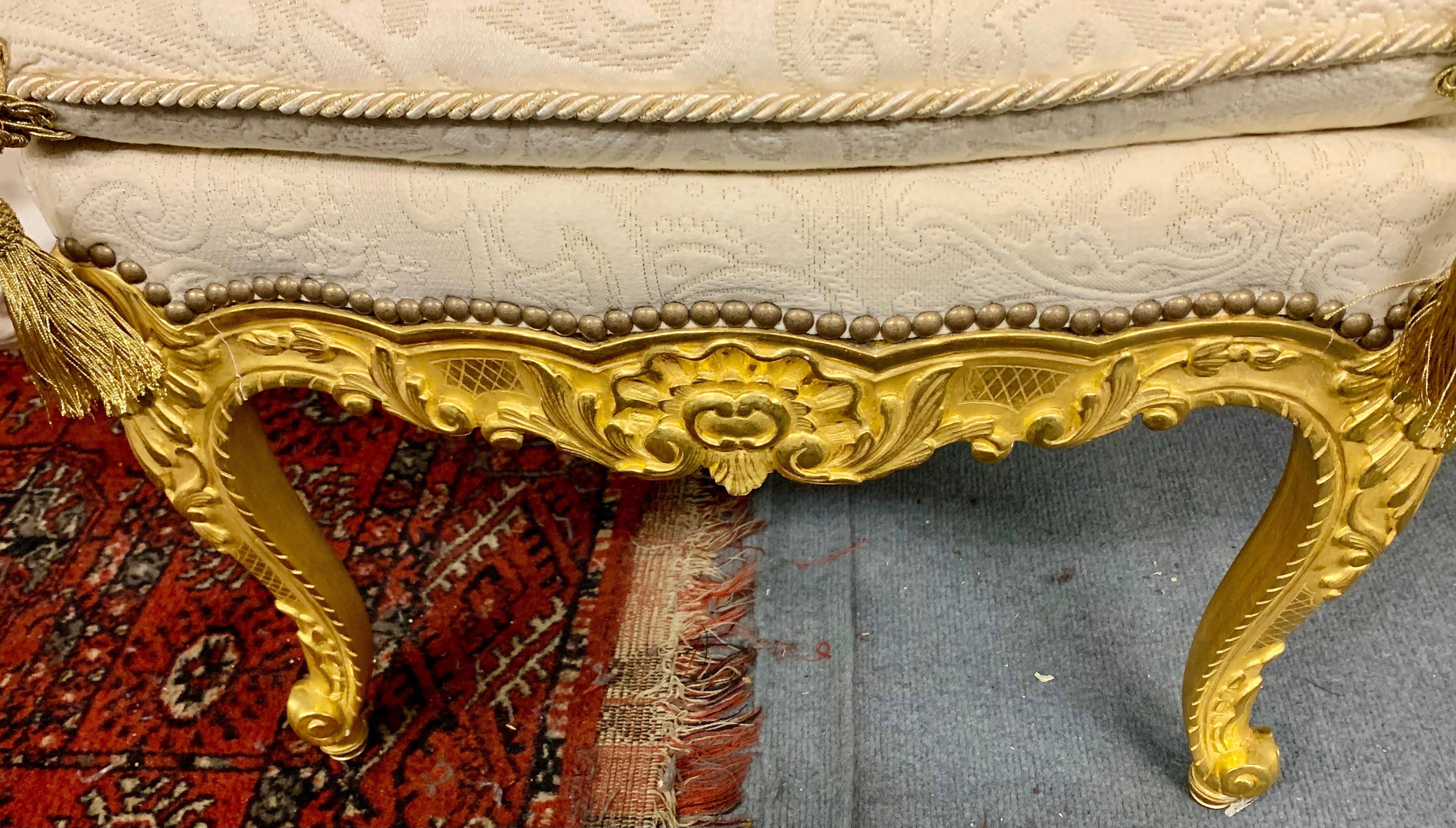 Paire de tabourets de style régence, en bois doré, l'un des plus beaux modèles de la période régence.
élégant et raffiné ,coussins sur le dessus décorés de pompons
la qualité et la finition de ces tabourets  sont de qualité supérieure
