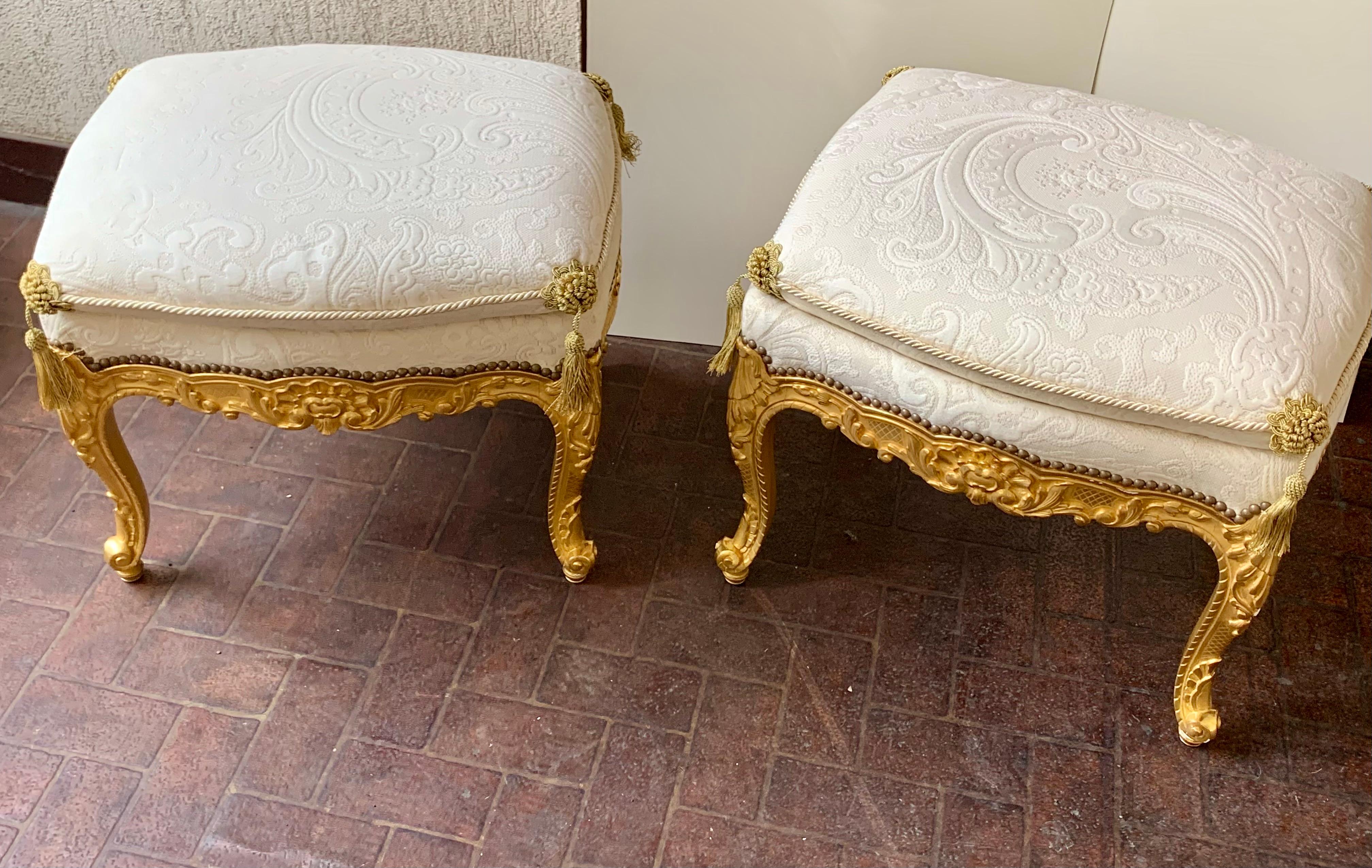 Paire de tabourets en bois doré en vente 1