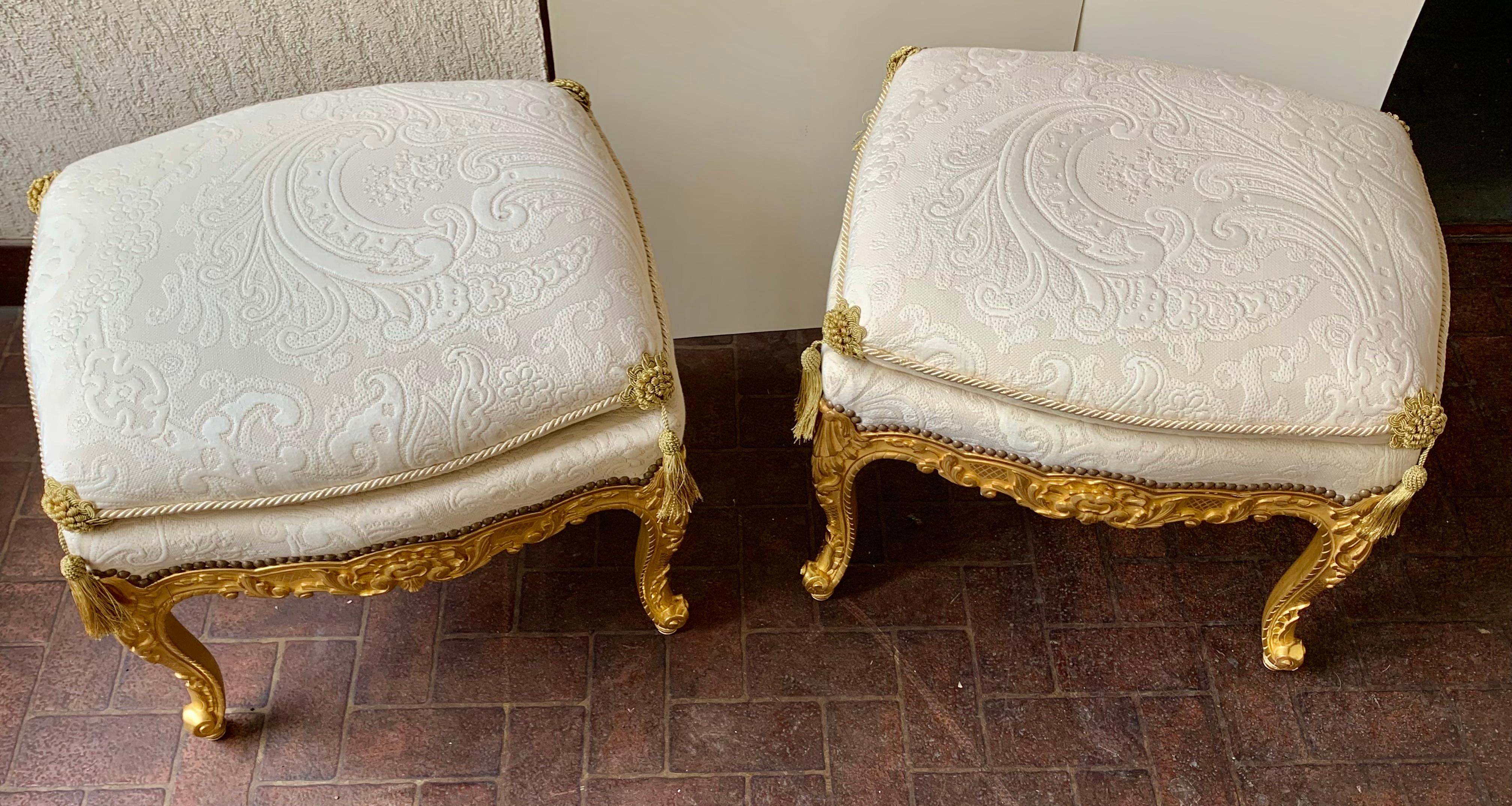 Paire de tabourets en bois doré en vente 2