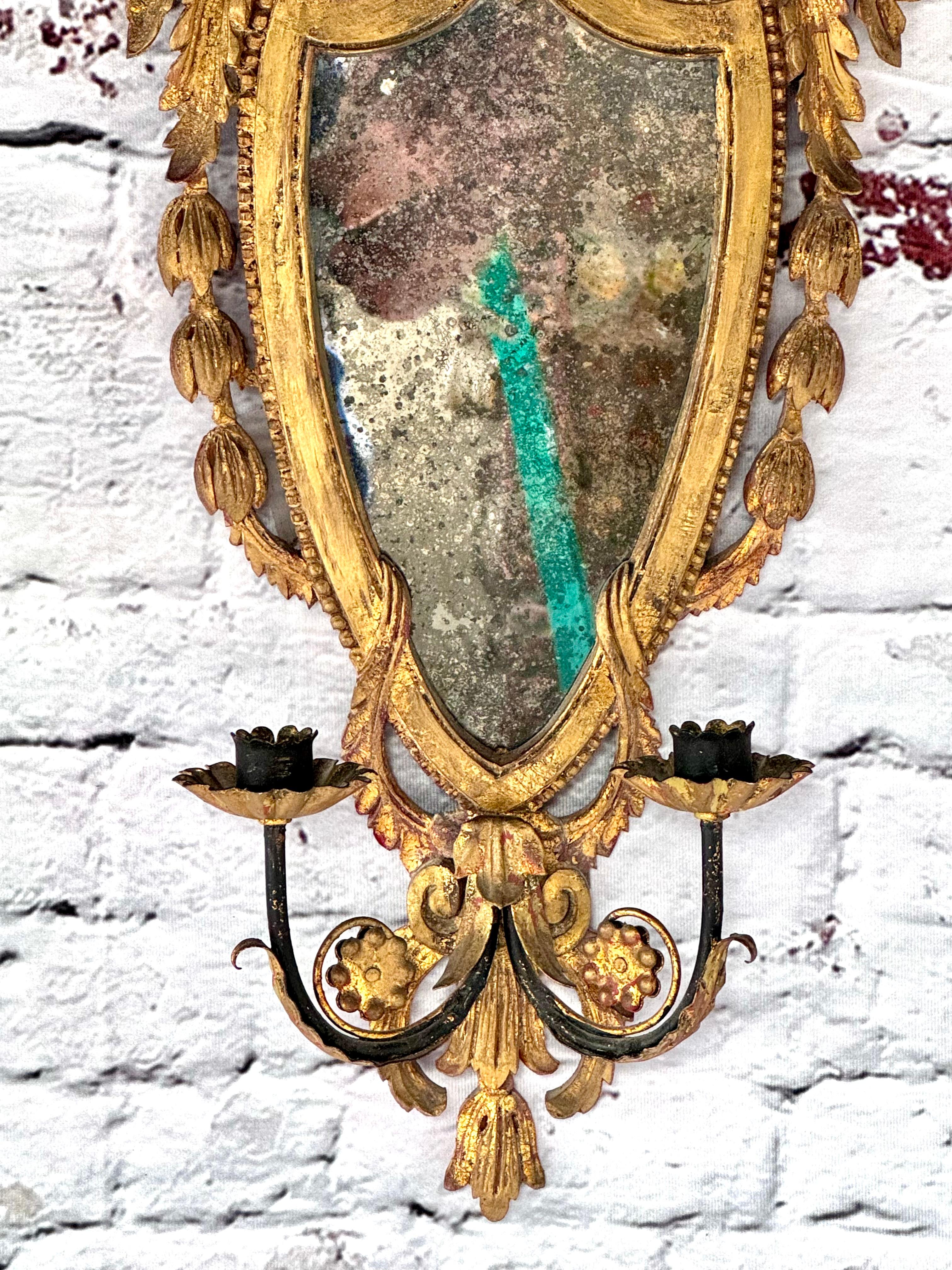 Néoclassique Paire d'appliques à miroir à deux lumières en bois doré en vente