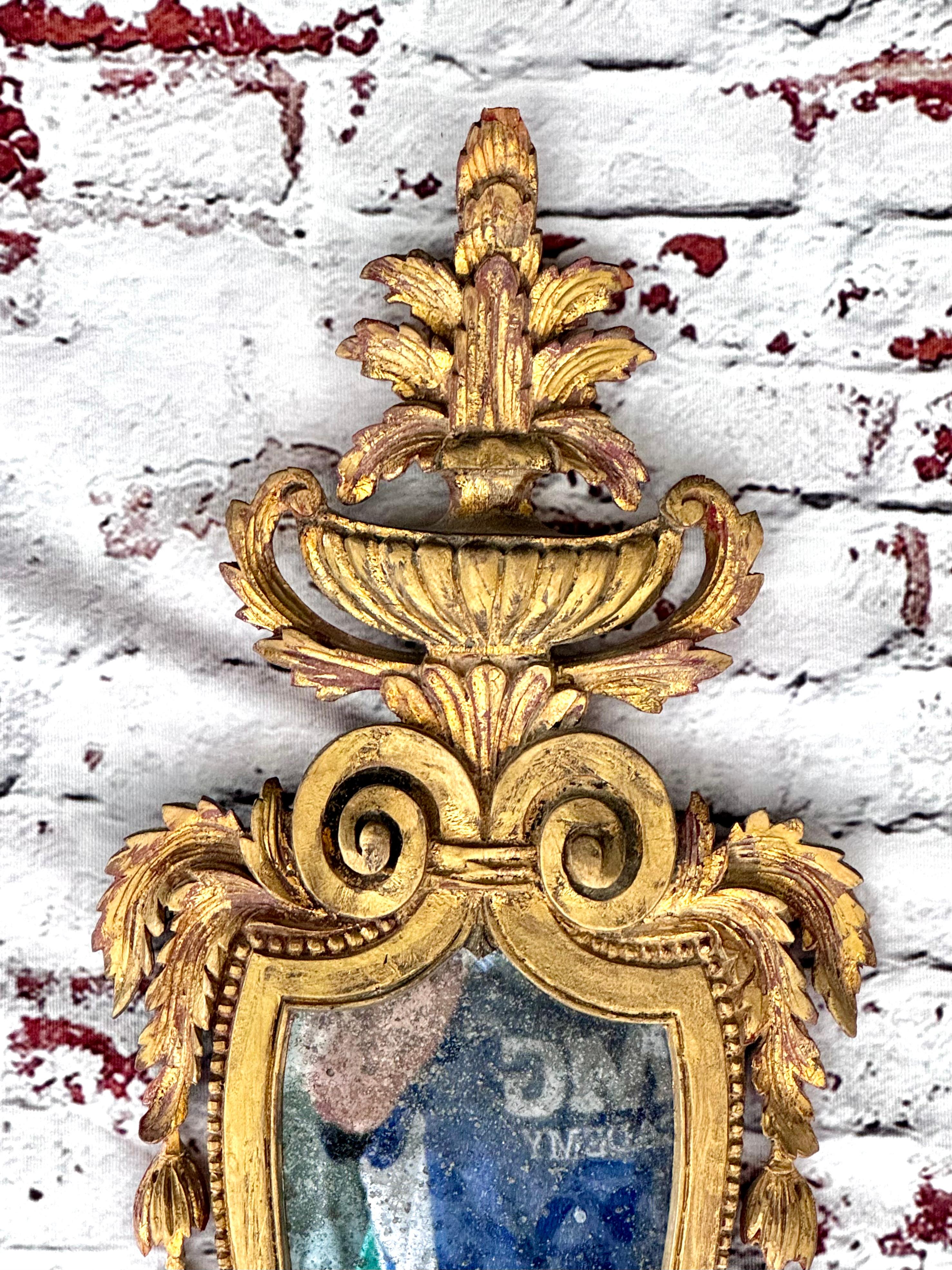 Paire d'appliques à miroir à deux lumières en bois doré Bon état - En vente à Bradenton, FL