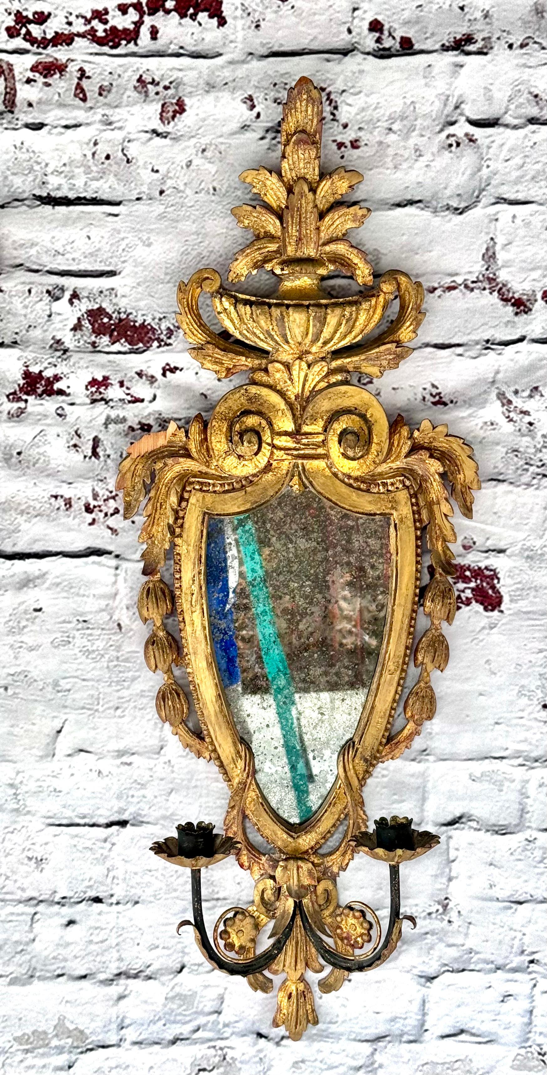 Miroir Paire d'appliques à miroir à deux lumières en bois doré en vente