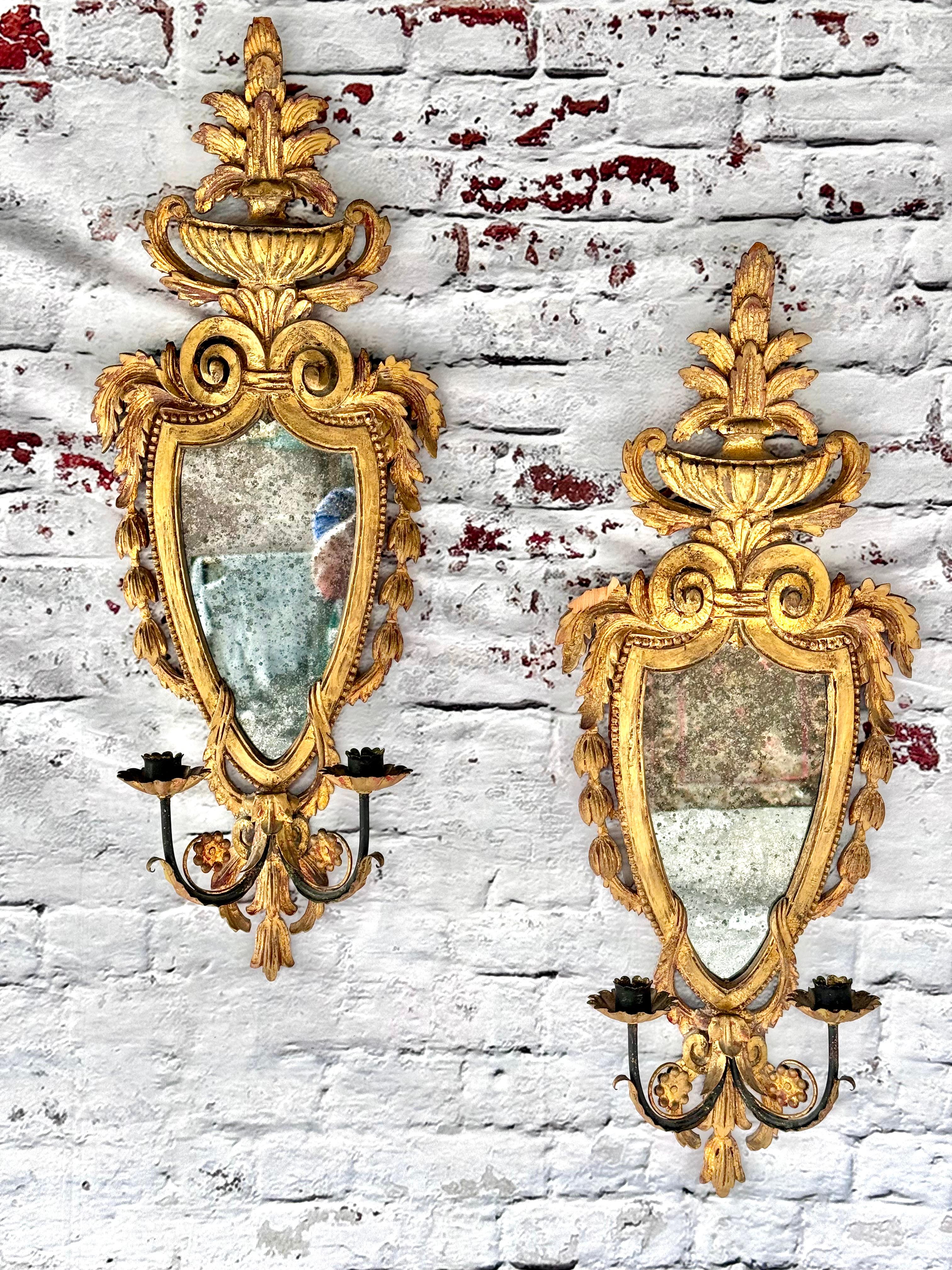 Paire d'appliques à miroir à deux lumières en bois doré en vente 1