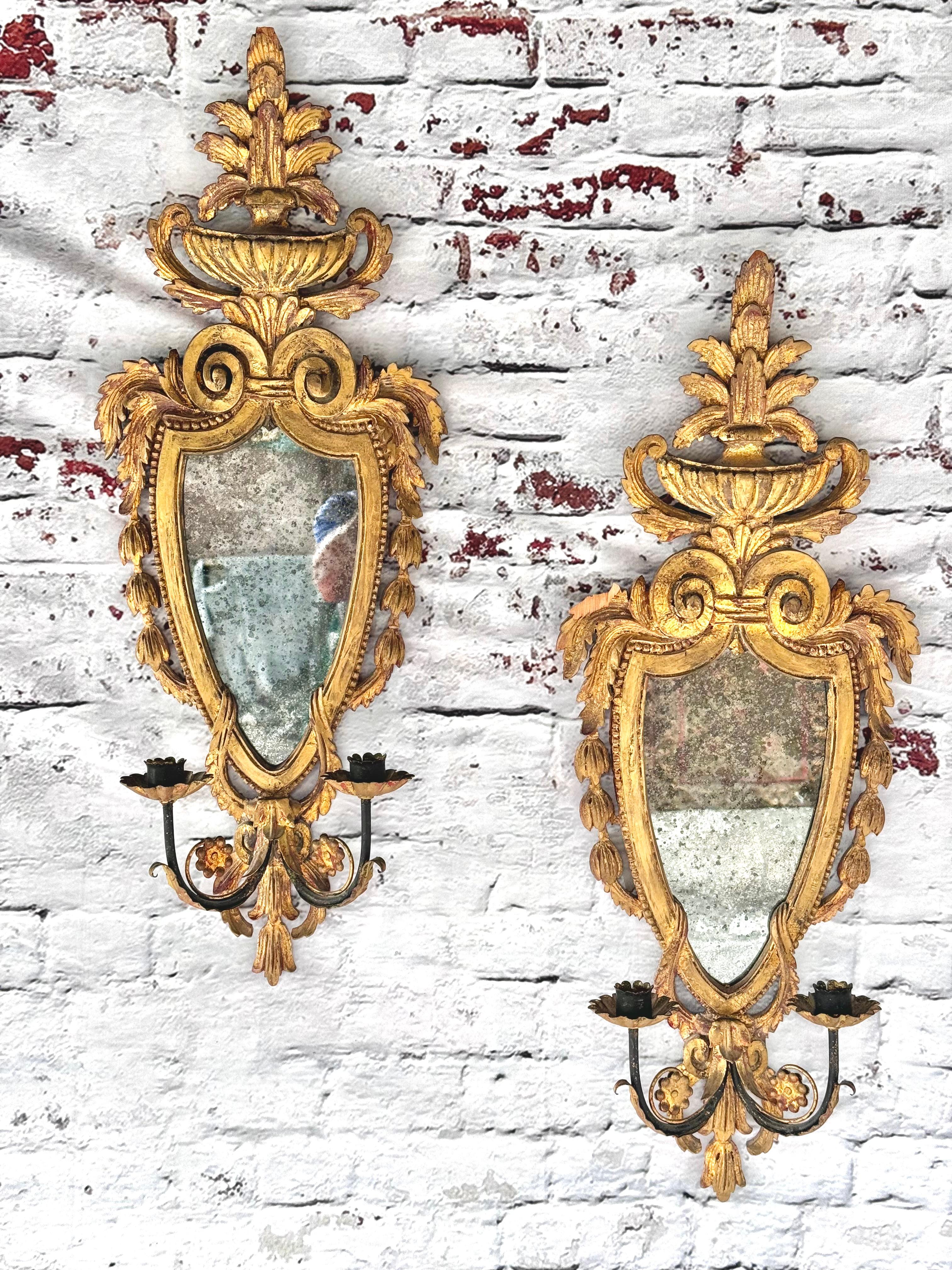Paire d'appliques à miroir à deux lumières en bois doré en vente 2
