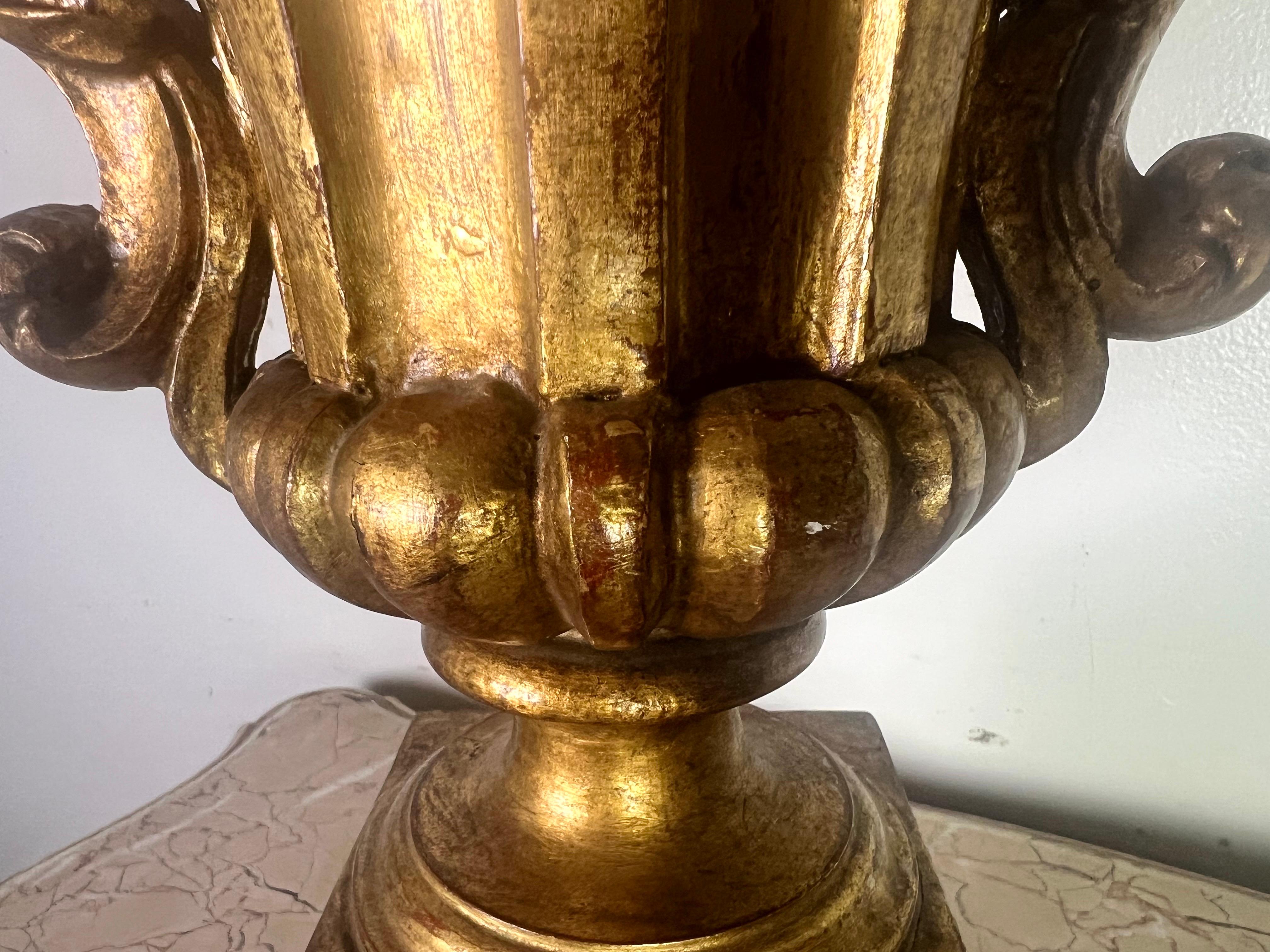 Coppia di lampade a urna in legno dorato in stile neoclassico con paralumi in pergamena in vendita 3