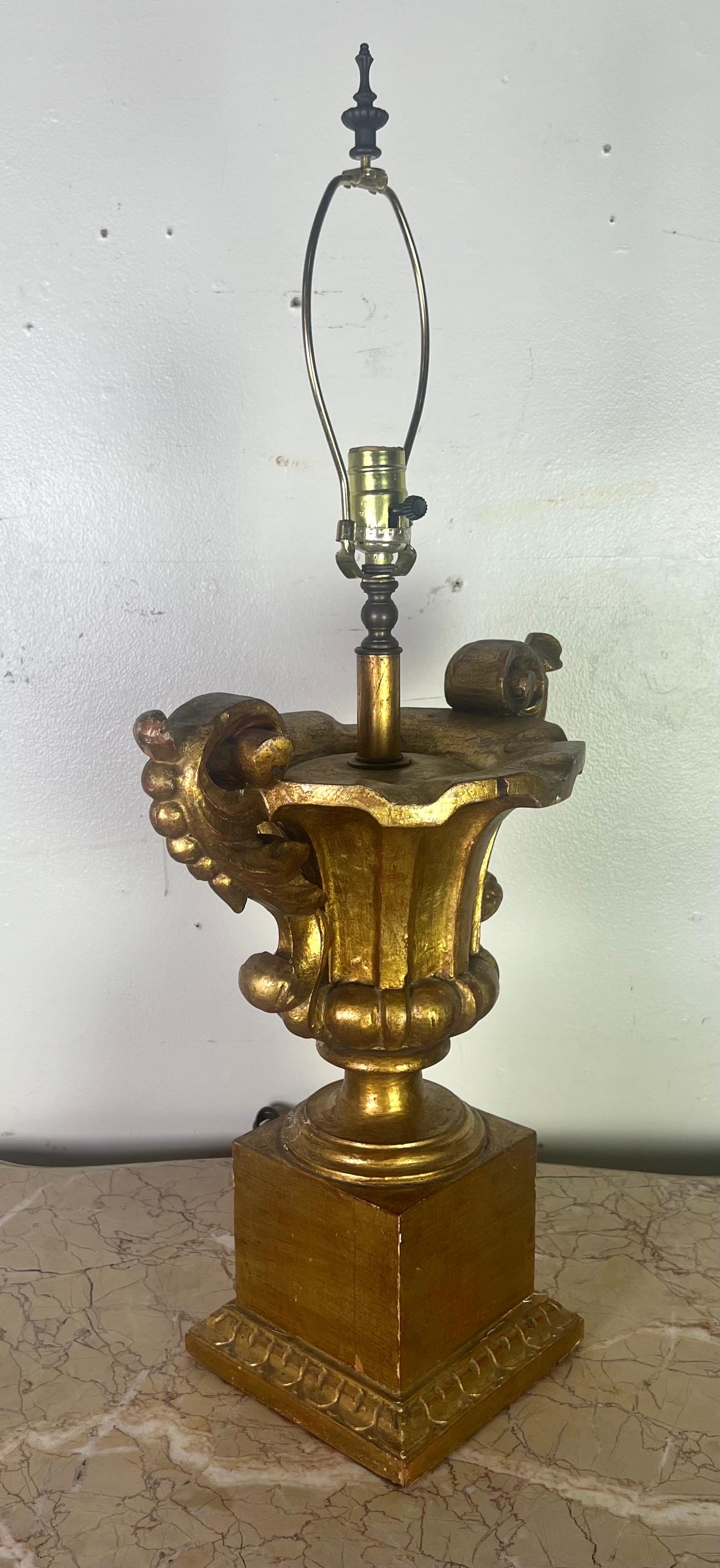 Coppia di lampade a urna in legno dorato in stile neoclassico con paralumi in pergamena in vendita 4