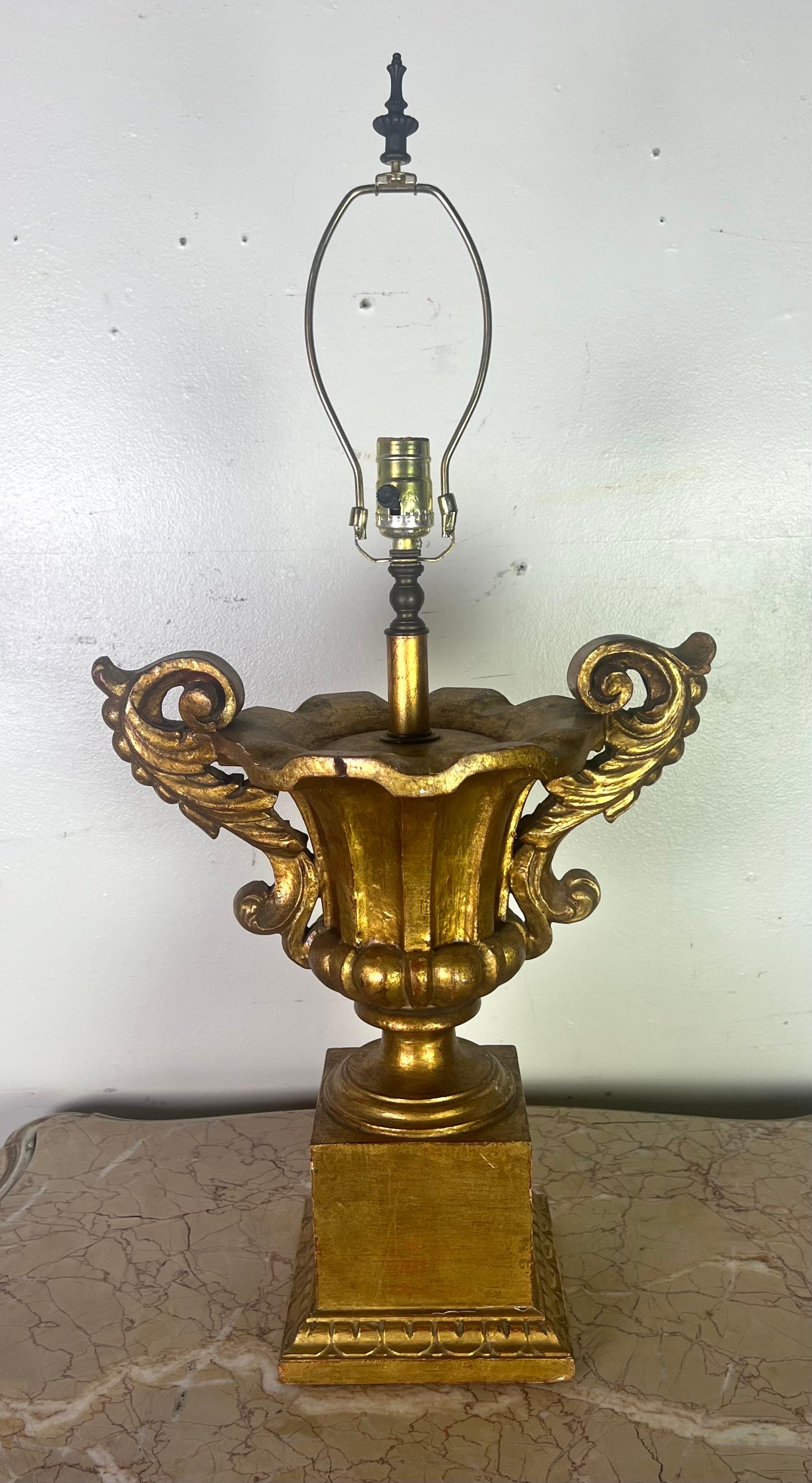 Coppia di lampade a urna in legno dorato in stile neoclassico con paralumi in pergamena in vendita 5