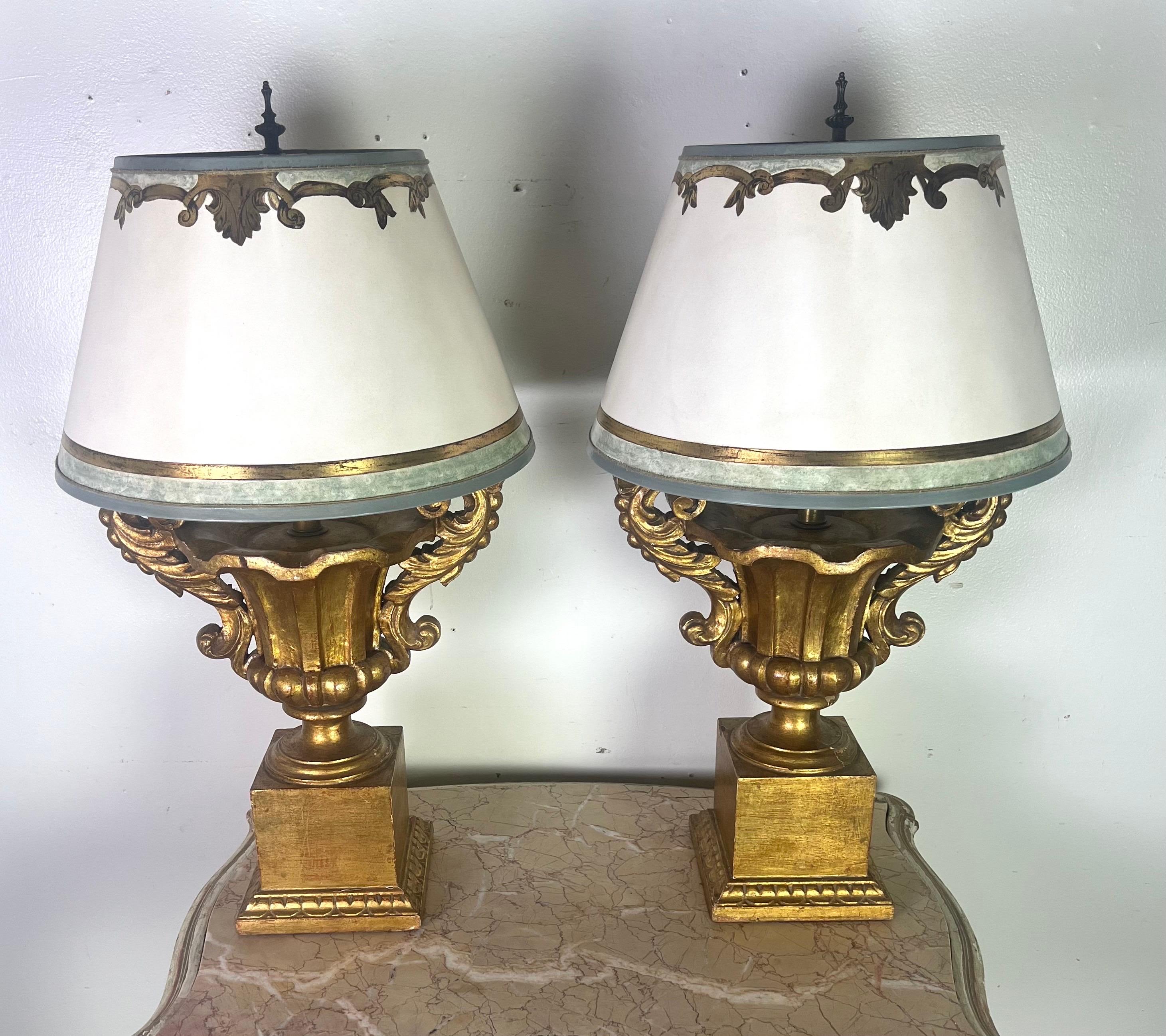 Neoclassico Coppia di lampade a urna in legno dorato in stile neoclassico con paralumi in pergamena in vendita