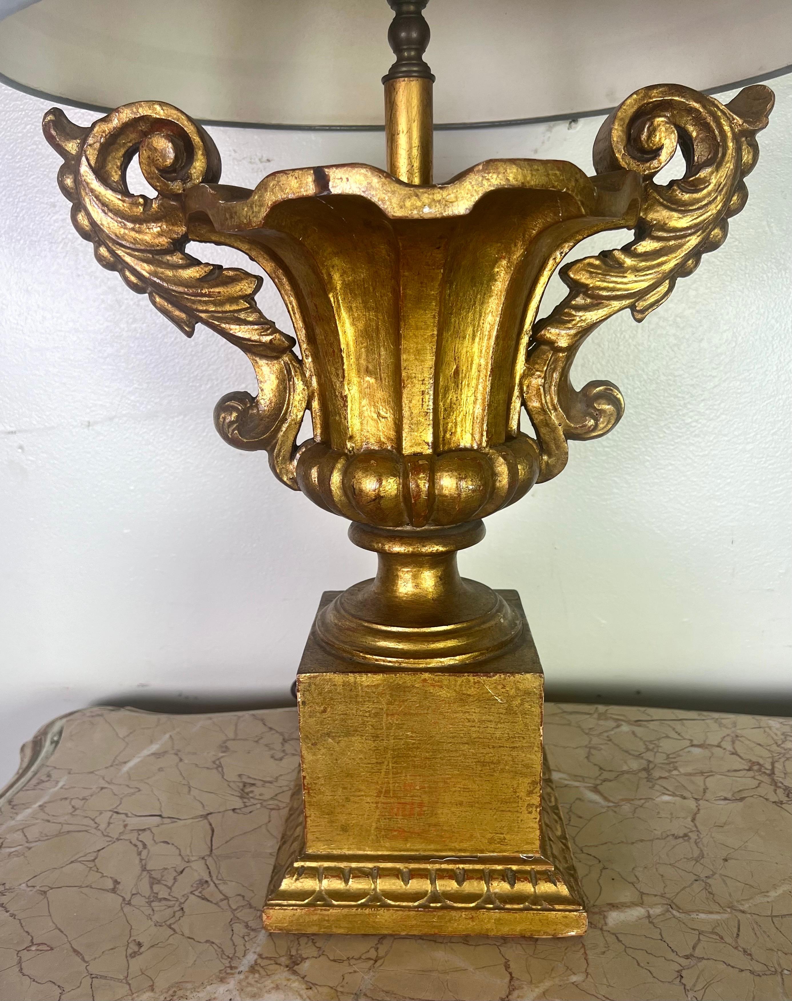 Coppia di lampade a urna in legno dorato in stile neoclassico con paralumi in pergamena In condizioni deteriorate in vendita a Los Angeles, CA