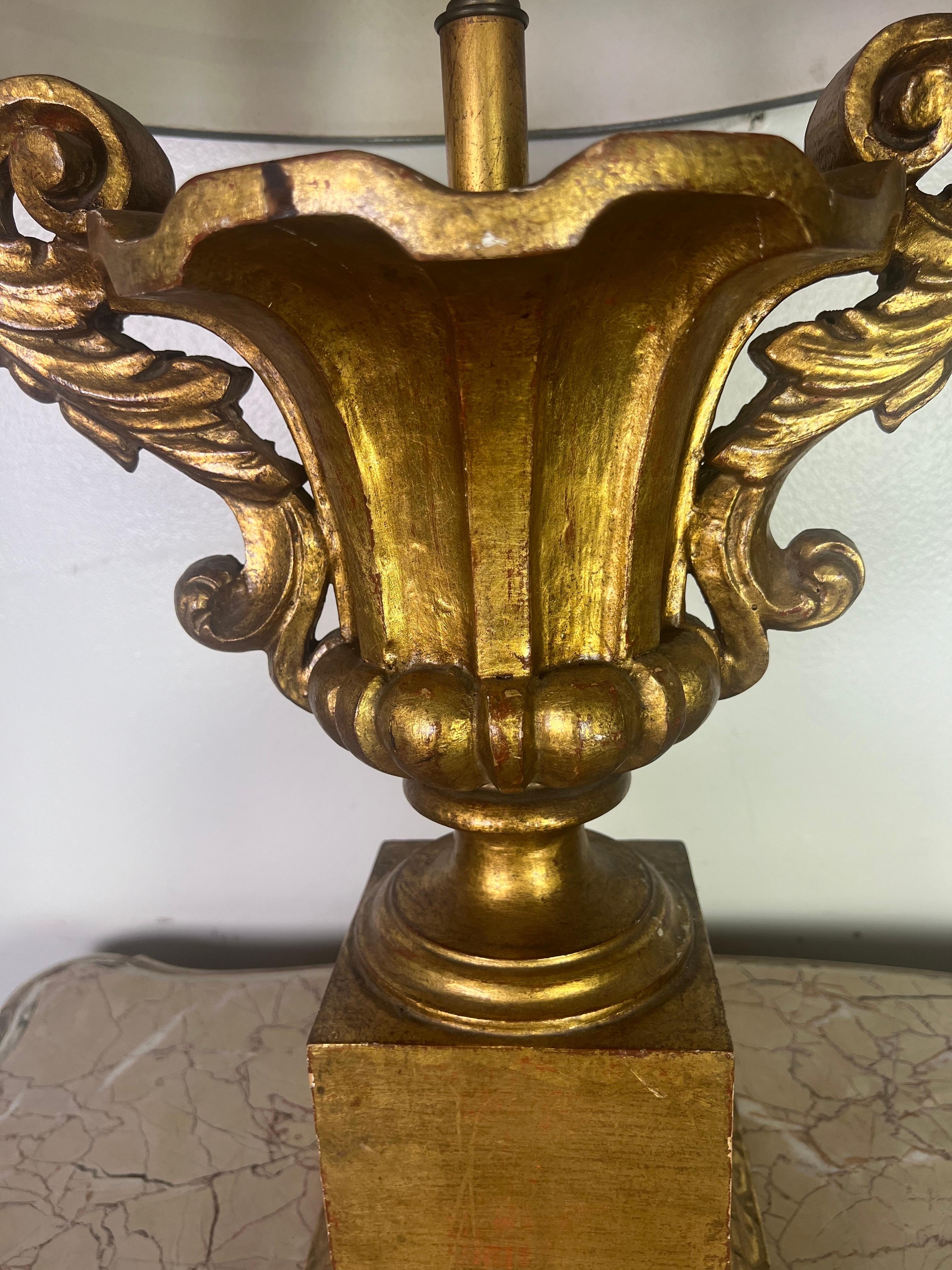Metà XX secolo Coppia di lampade a urna in legno dorato in stile neoclassico con paralumi in pergamena in vendita
