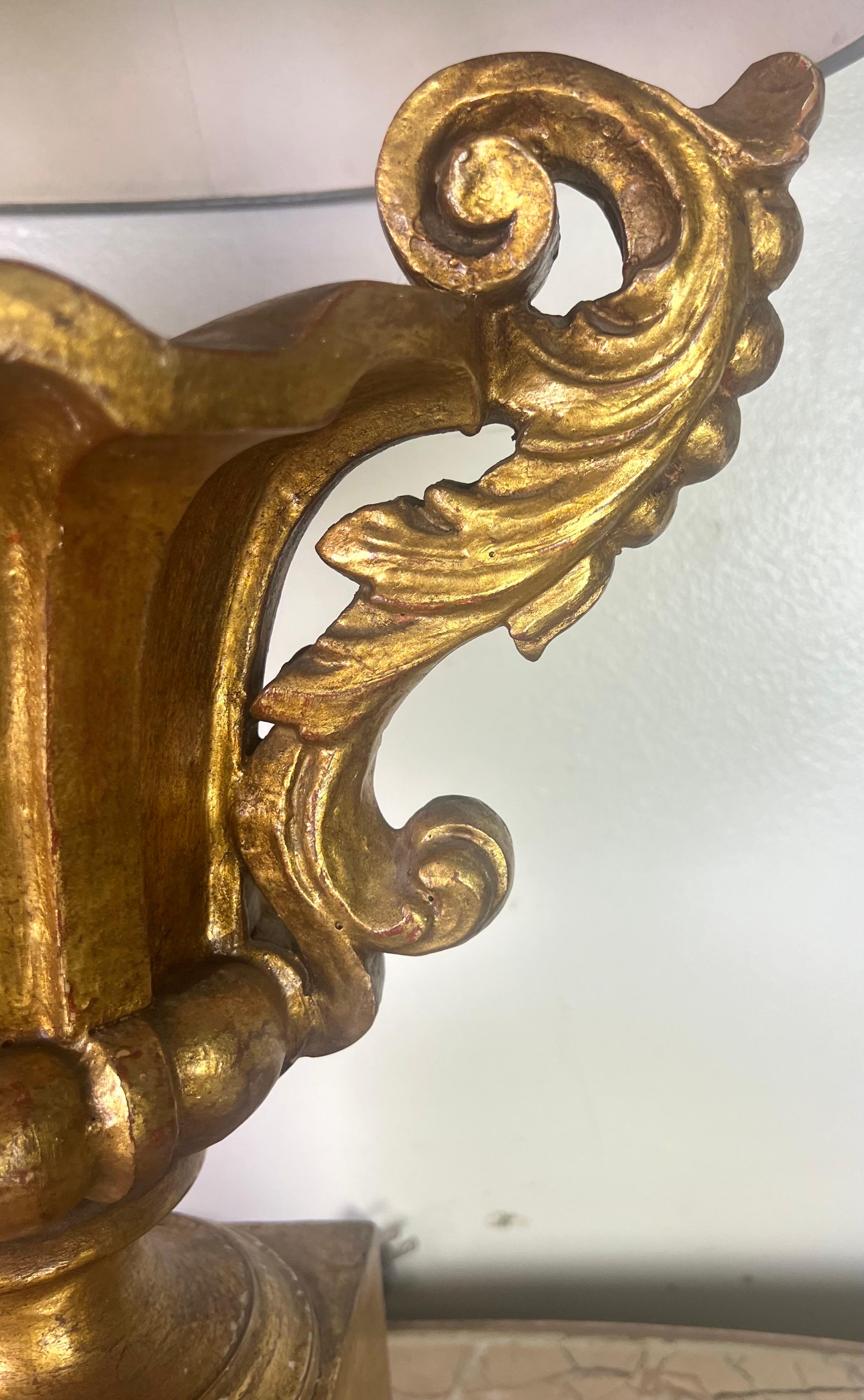 Legno dorato Coppia di lampade a urna in legno dorato in stile neoclassico con paralumi in pergamena in vendita
