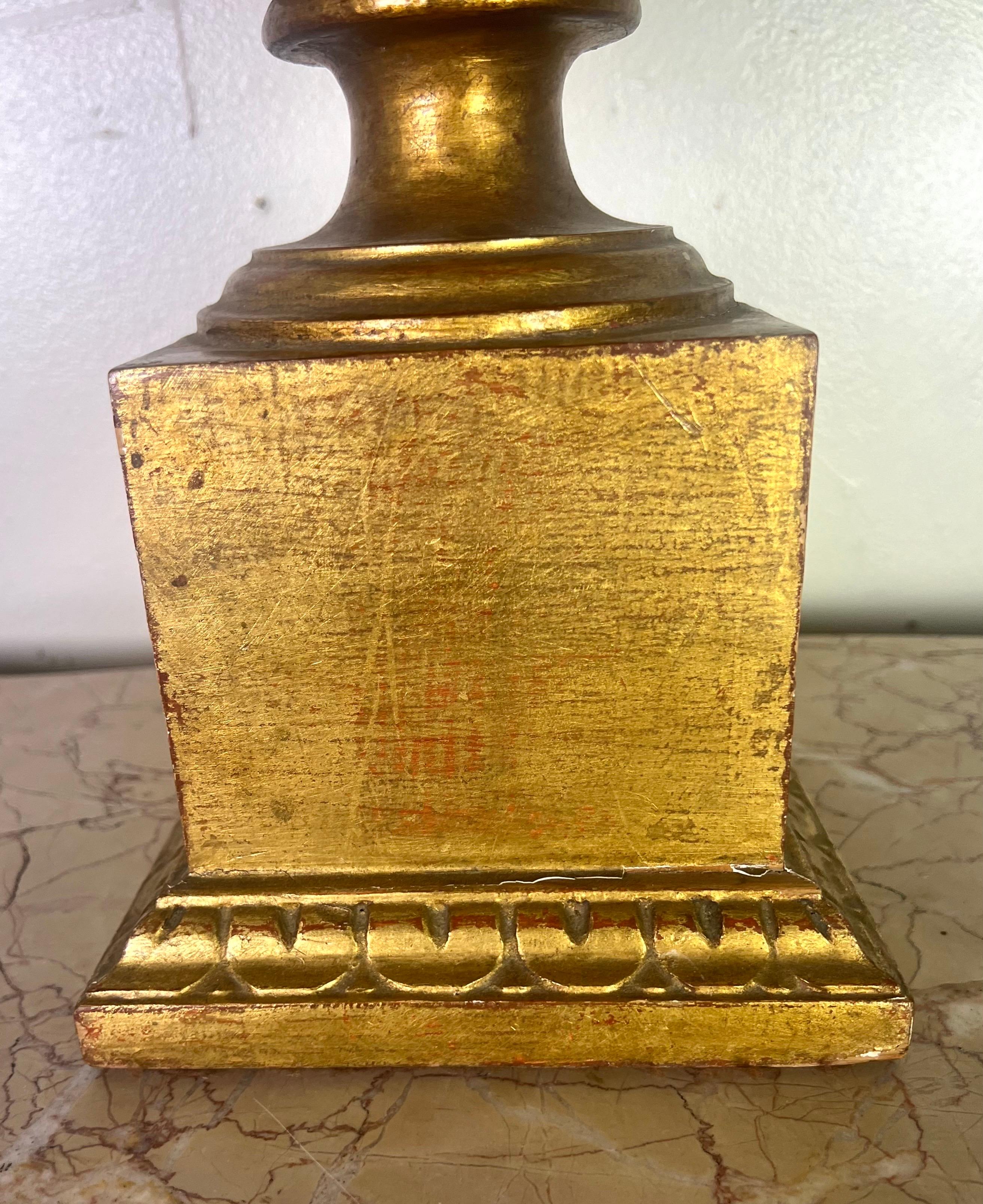 Coppia di lampade a urna in legno dorato in stile neoclassico con paralumi in pergamena in vendita 1