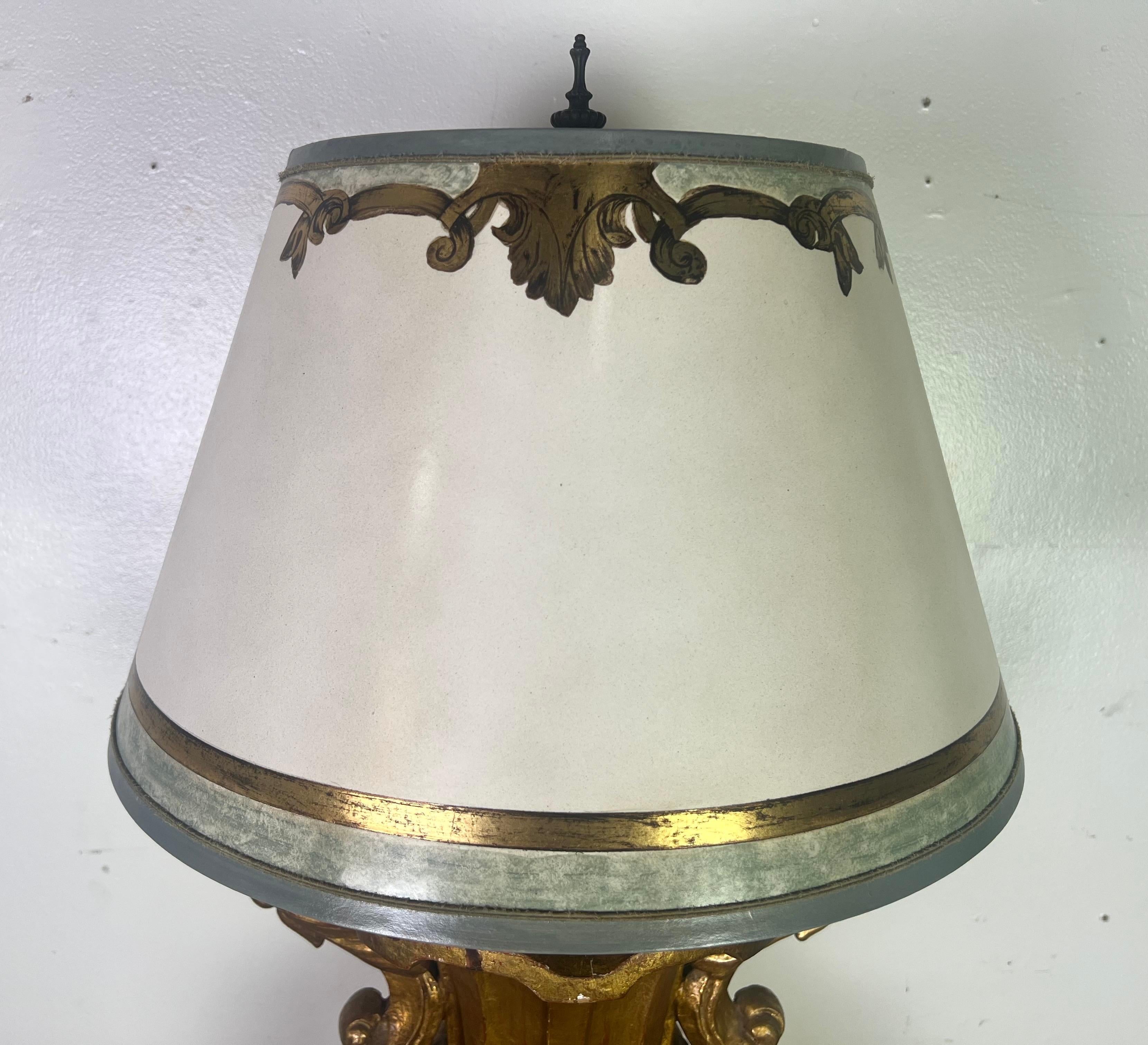 Coppia di lampade a urna in legno dorato in stile neoclassico con paralumi in pergamena in vendita 2