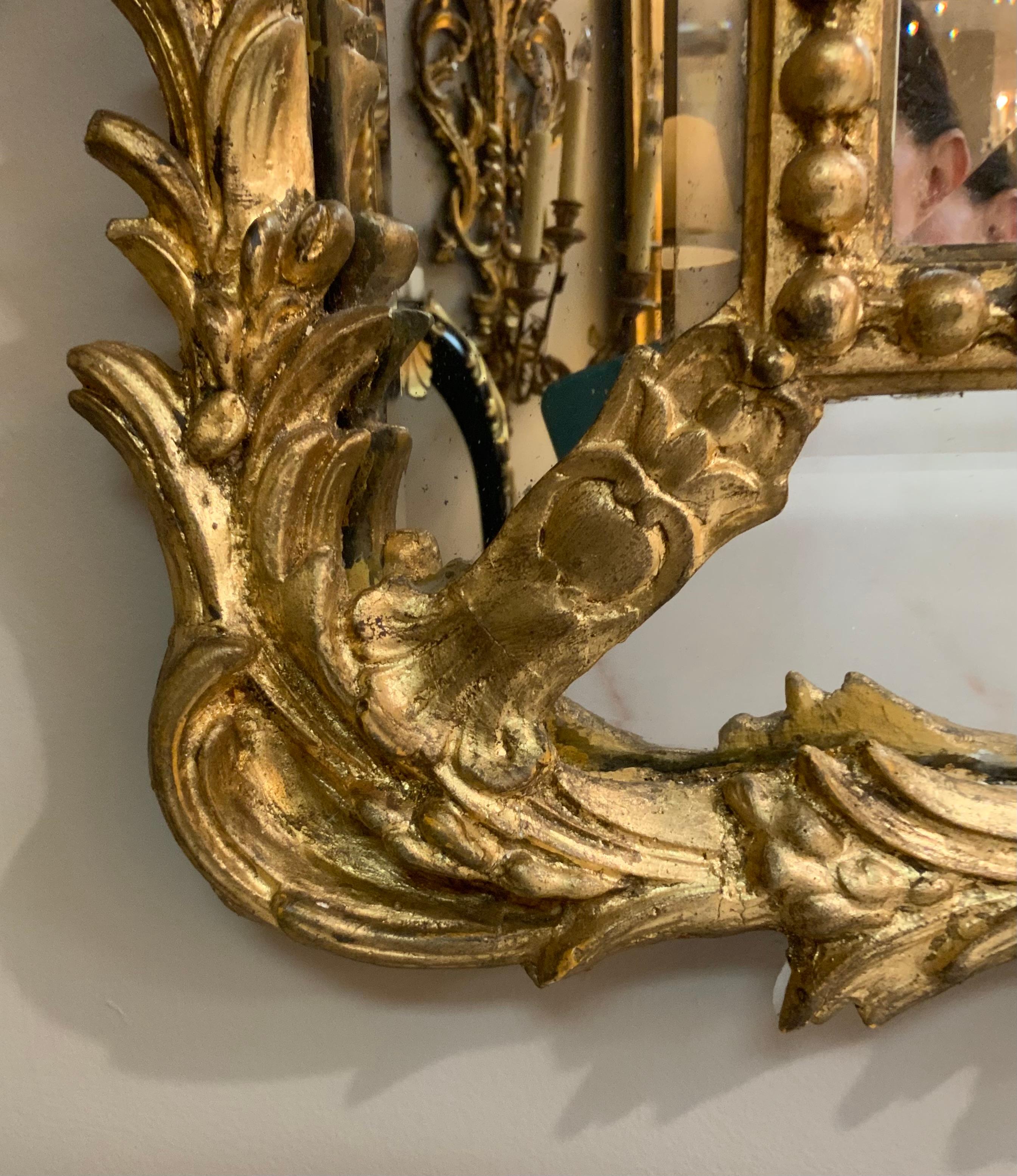 Pareja de espejos de pared de madera dorada Francés en venta