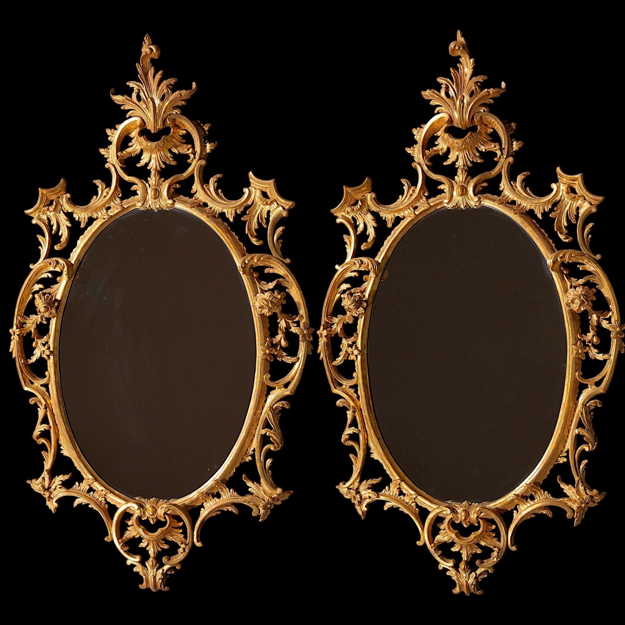 Chippendale Coppia di specchi da parete in legno dorato in vendita