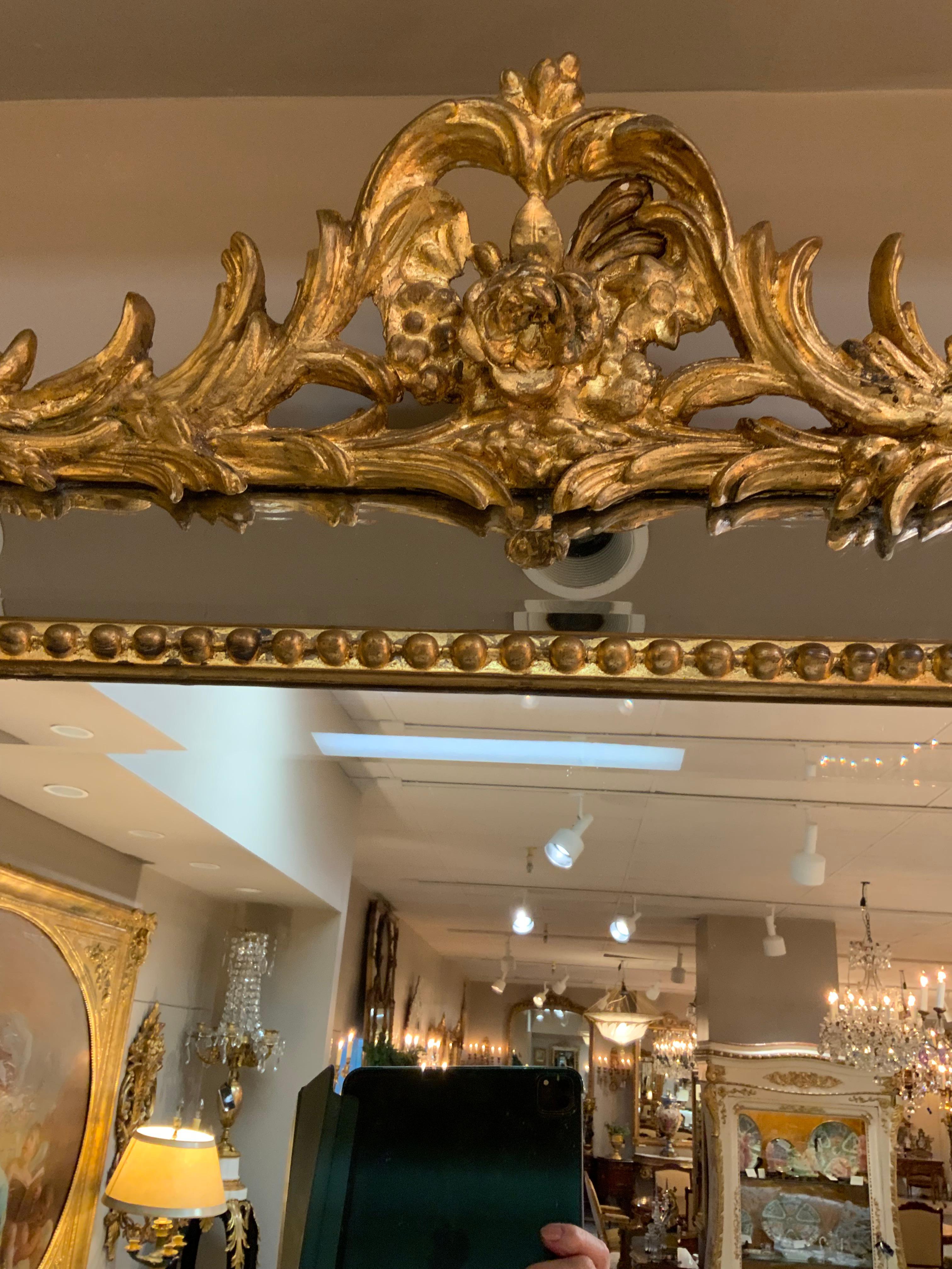 Pareja de espejos de pared de madera dorada siglo XX en venta