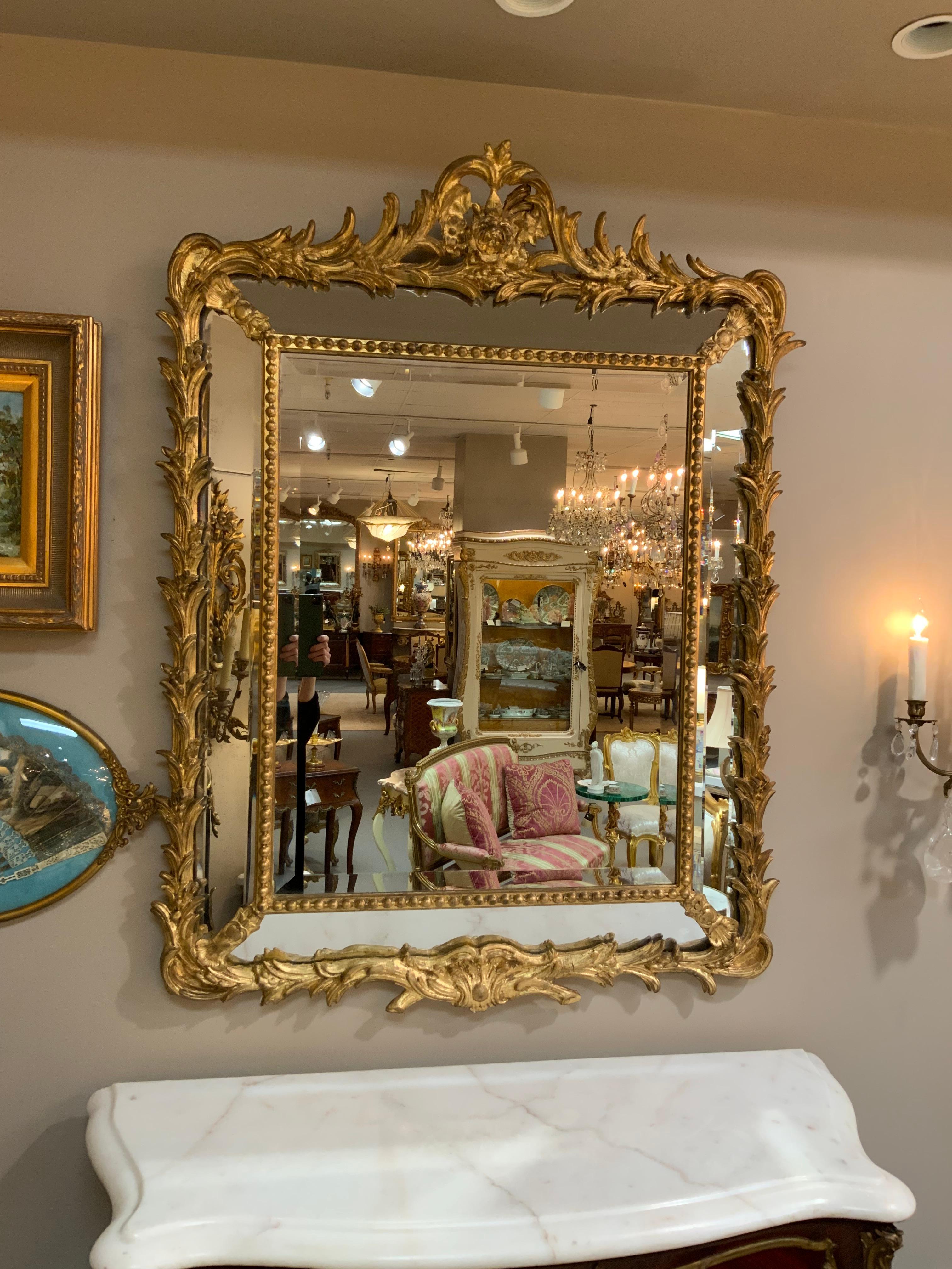 Pareja de espejos de pared de madera dorada Madera dorada en venta