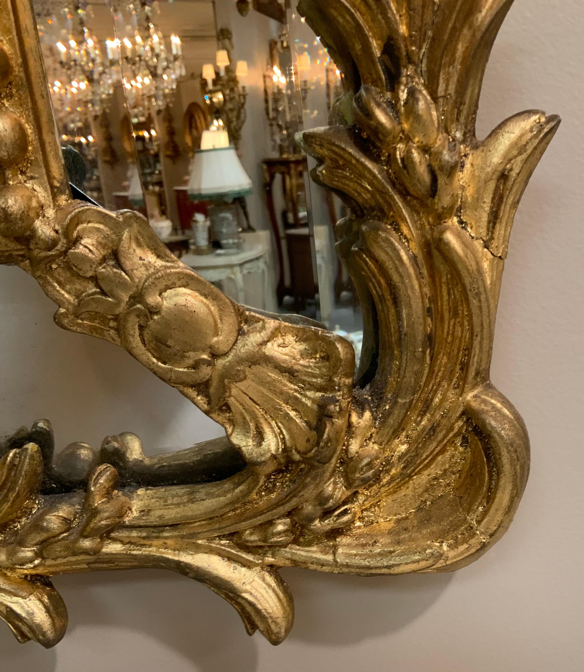 Pareja de espejos de pared de madera dorada en venta 1