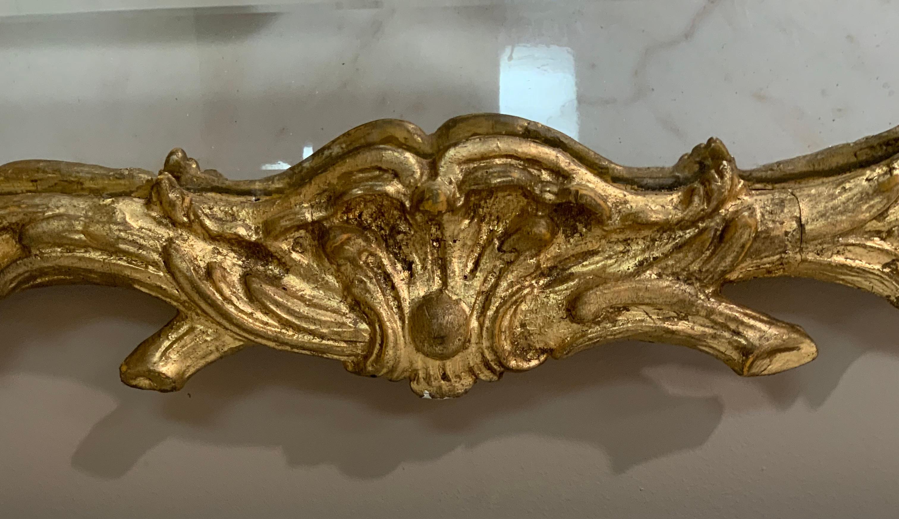 Pareja de espejos de pared de madera dorada en venta 2