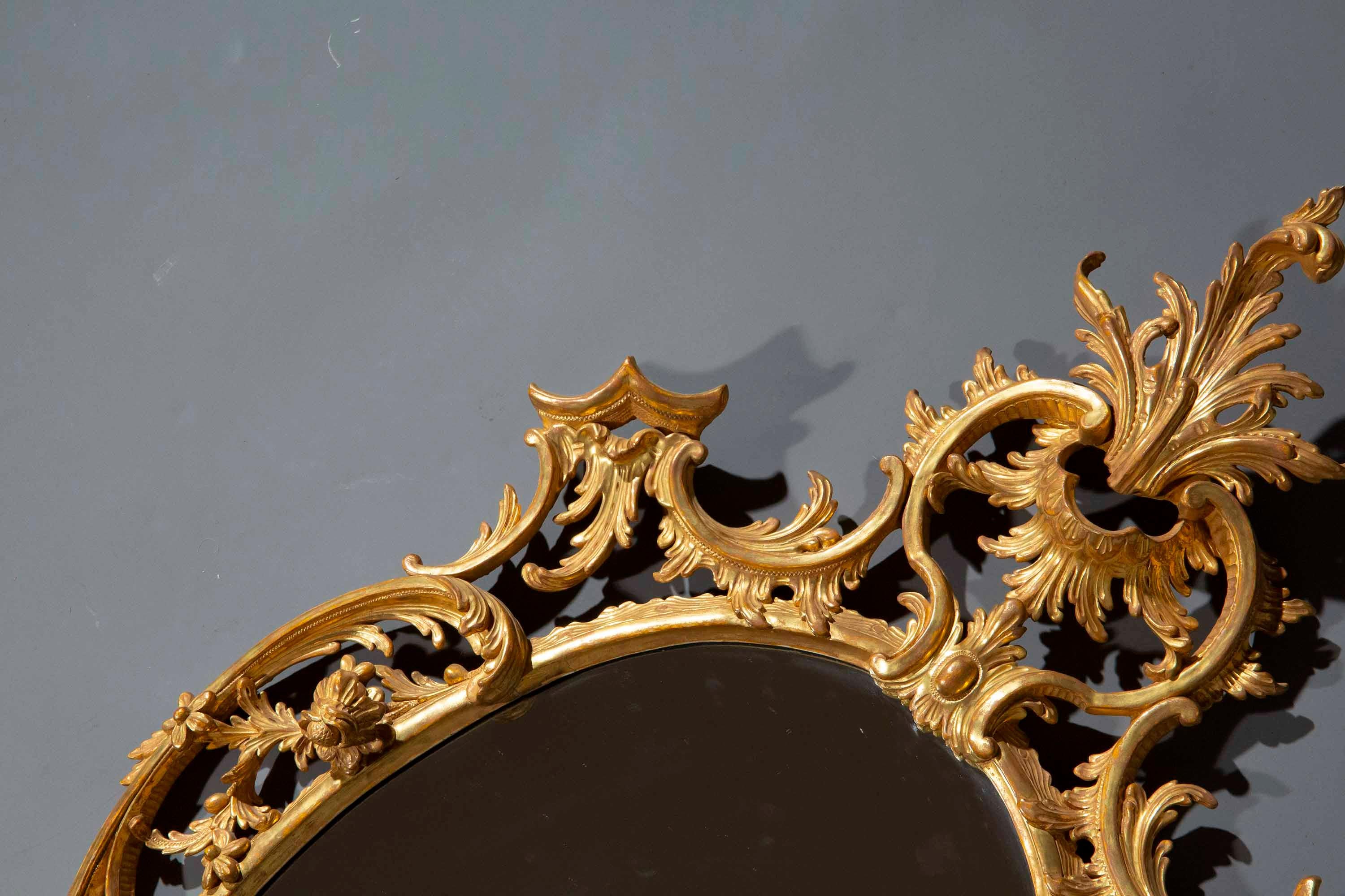 Coppia di specchi da parete in legno dorato in vendita 1