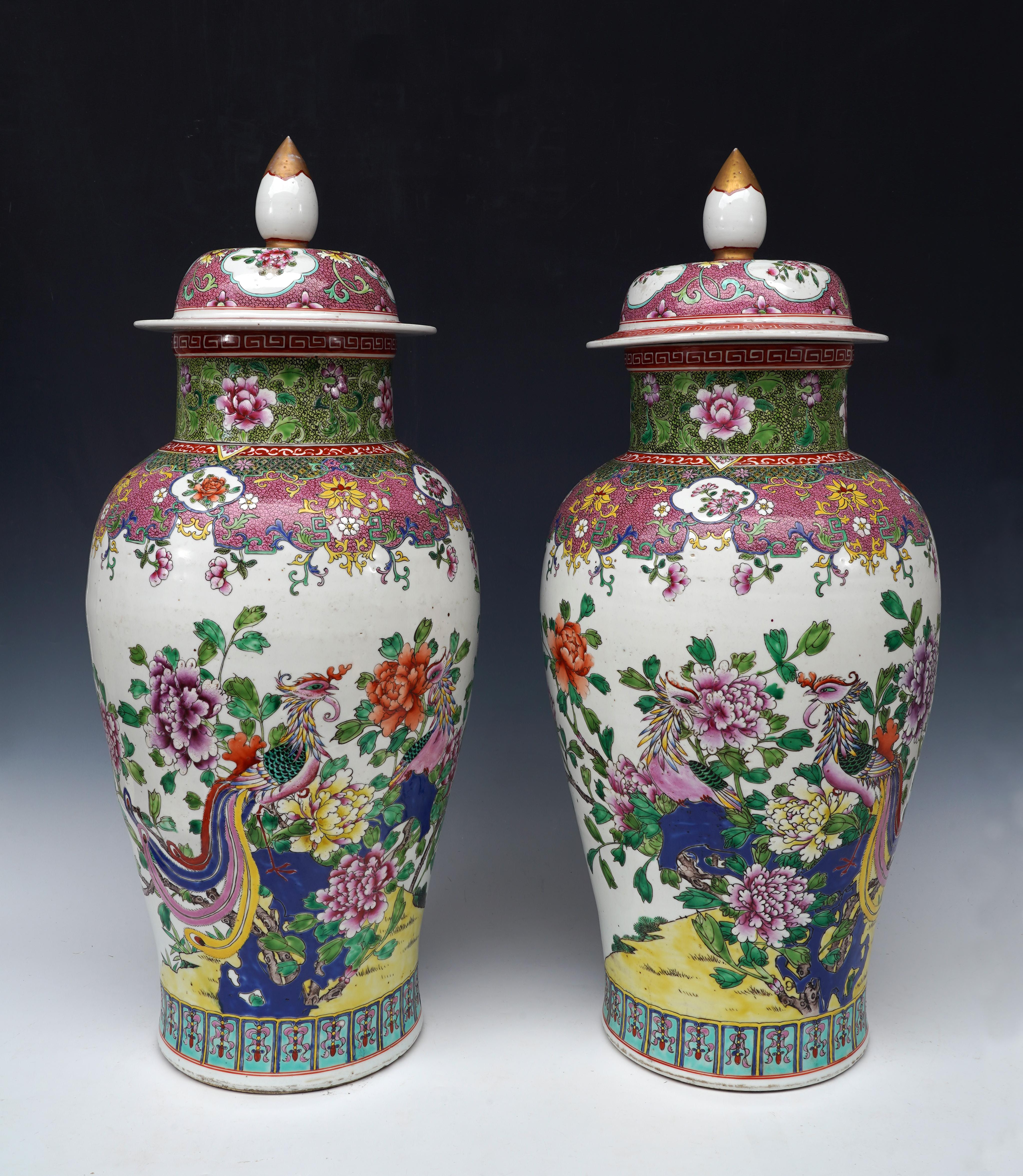Grande coppia di vasetti di zenzero a forma di balaustro in porcellana policroma della Famille Rose.
Con una ricca decorazione rotante, è ornato sul corpo da una coppia di fenici, simbolo di lealtà e onestà, in mezzo a grandi peonie. Il collo e il