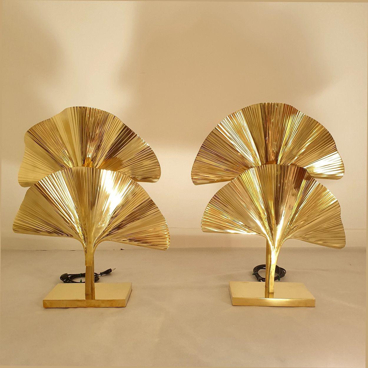 Paire de lampes de table ou de bureau en Ginko Biloba, Italie circa 2010s.
Les lampes italiennes sont composées de deux feuilles de ginko en laiton martelé chacune.
Les lampes ont une base rectangulaire en laiton.
Chaque lampe est équipée de 2