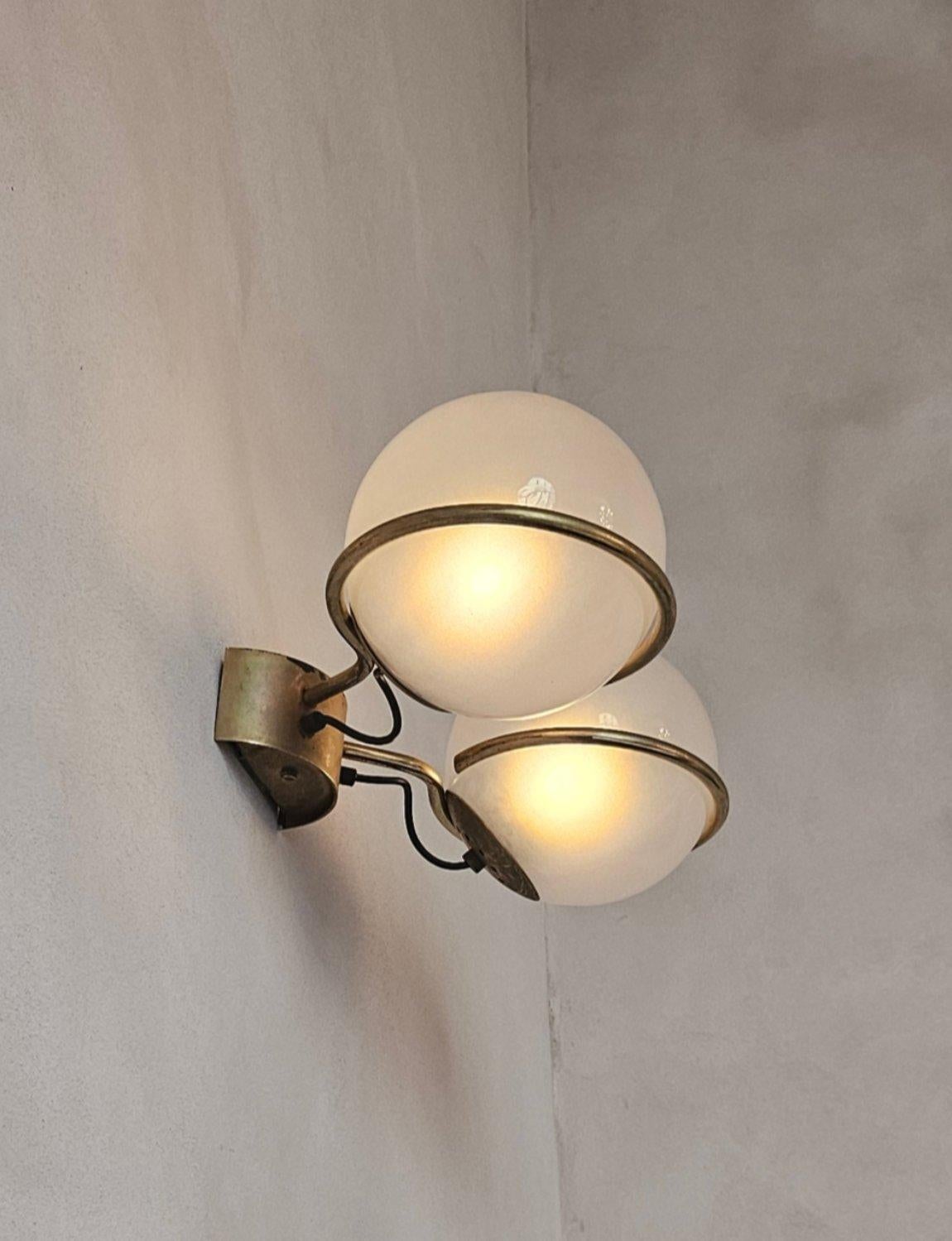 Pair of Gino Sarfatti 1950s Brass and Frosted Glass Ball Appliques In Good Condition In Florence, Tuscany