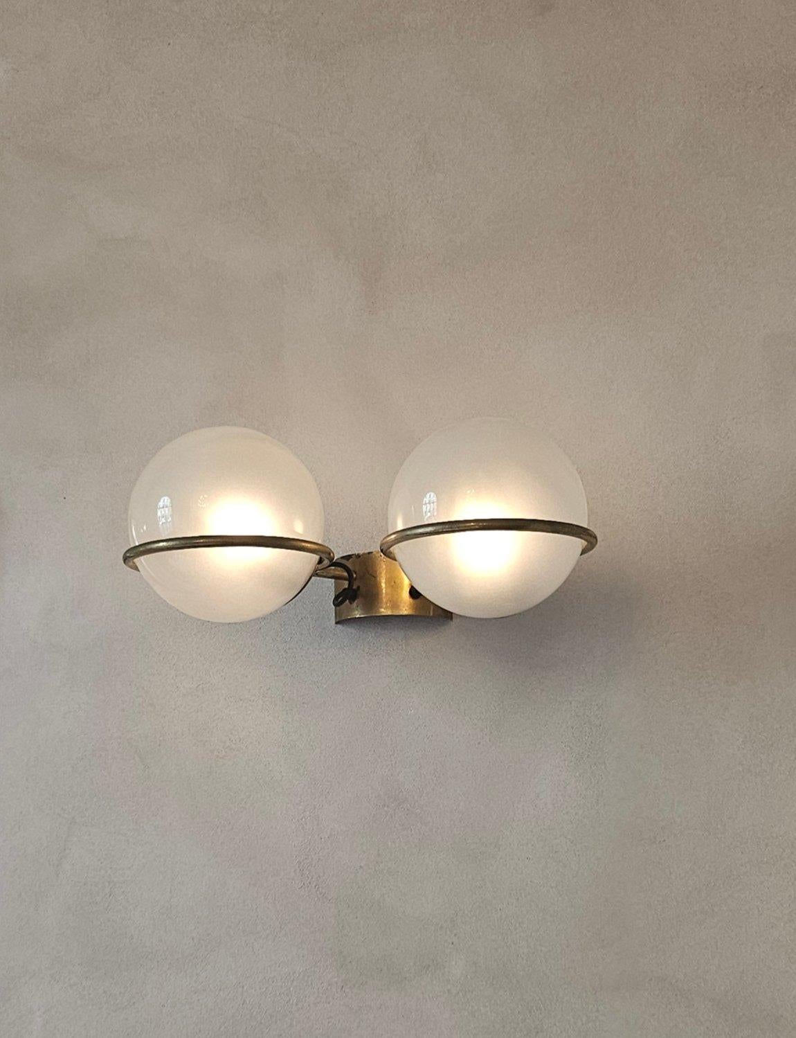 Mid-20th Century Pair of Gino Sarfatti 1950s Brass and Frosted Glass Ball Appliques