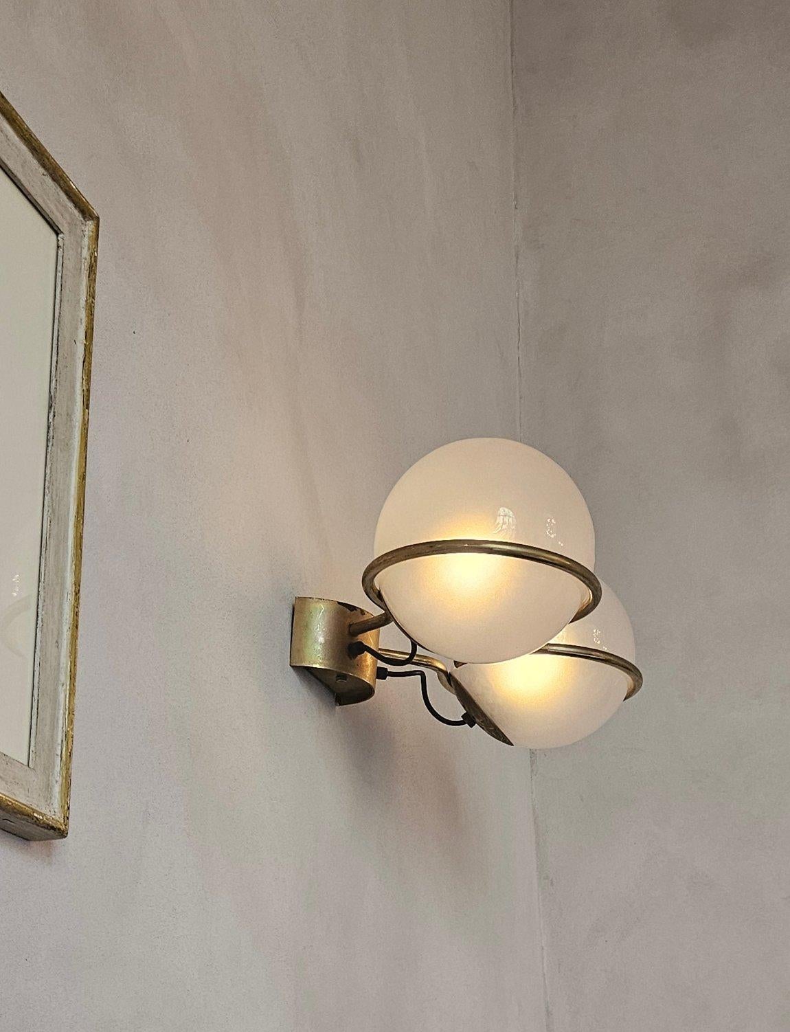 Pair of Gino Sarfatti 1950s Brass and Frosted Glass Ball Appliques 2