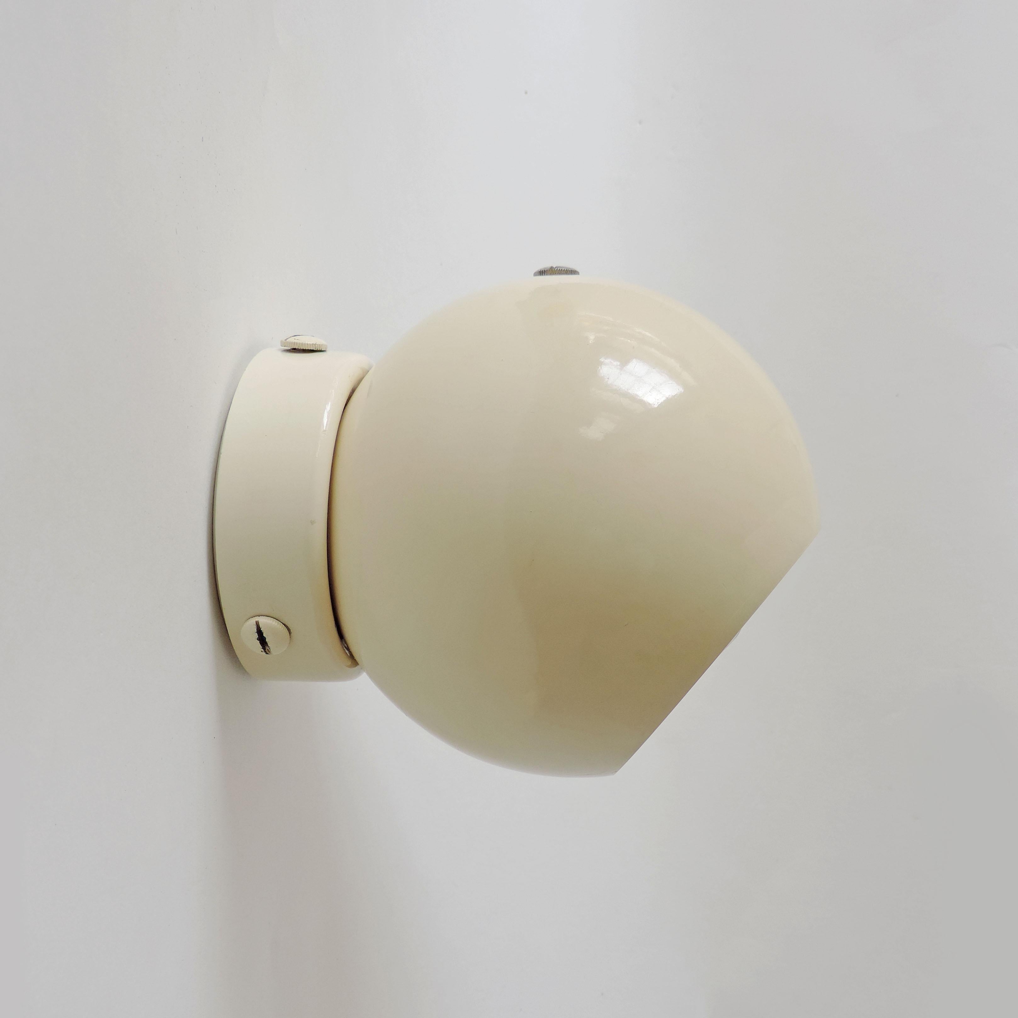Pair of Gino Sarfatti model 586/s adjustable wall lamps in Cream, Italy, 1962
Original Arteluce labels.
REF: Gino Sarfatti: Selected Works 1938-1973, Romanelli and Severi, pg. 488.