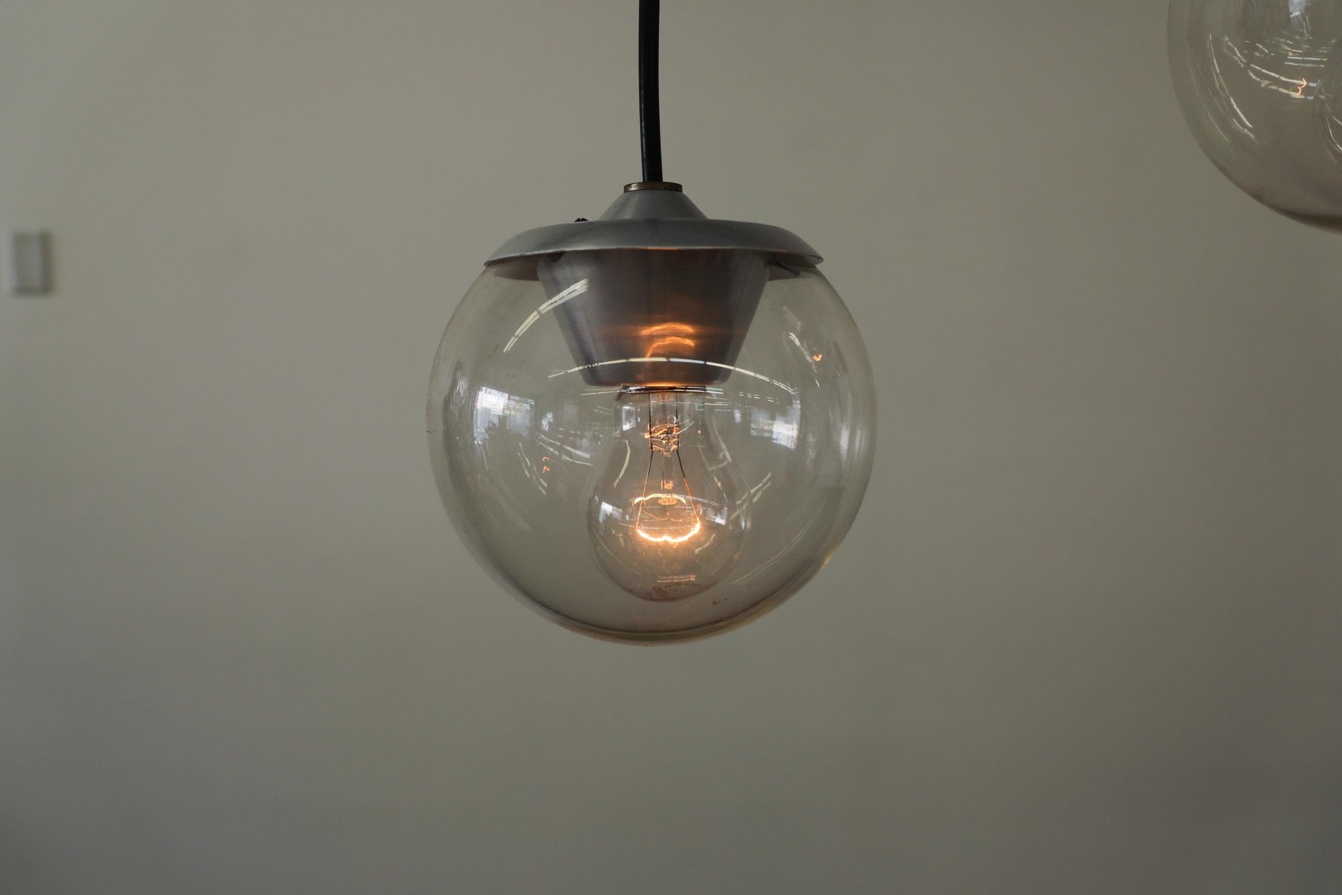 Metà XX secolo Coppia di lampade a sospensione in vetro Gino Sarfatti modello 2095/1 di Arteluce, Italia, 1958 in vendita