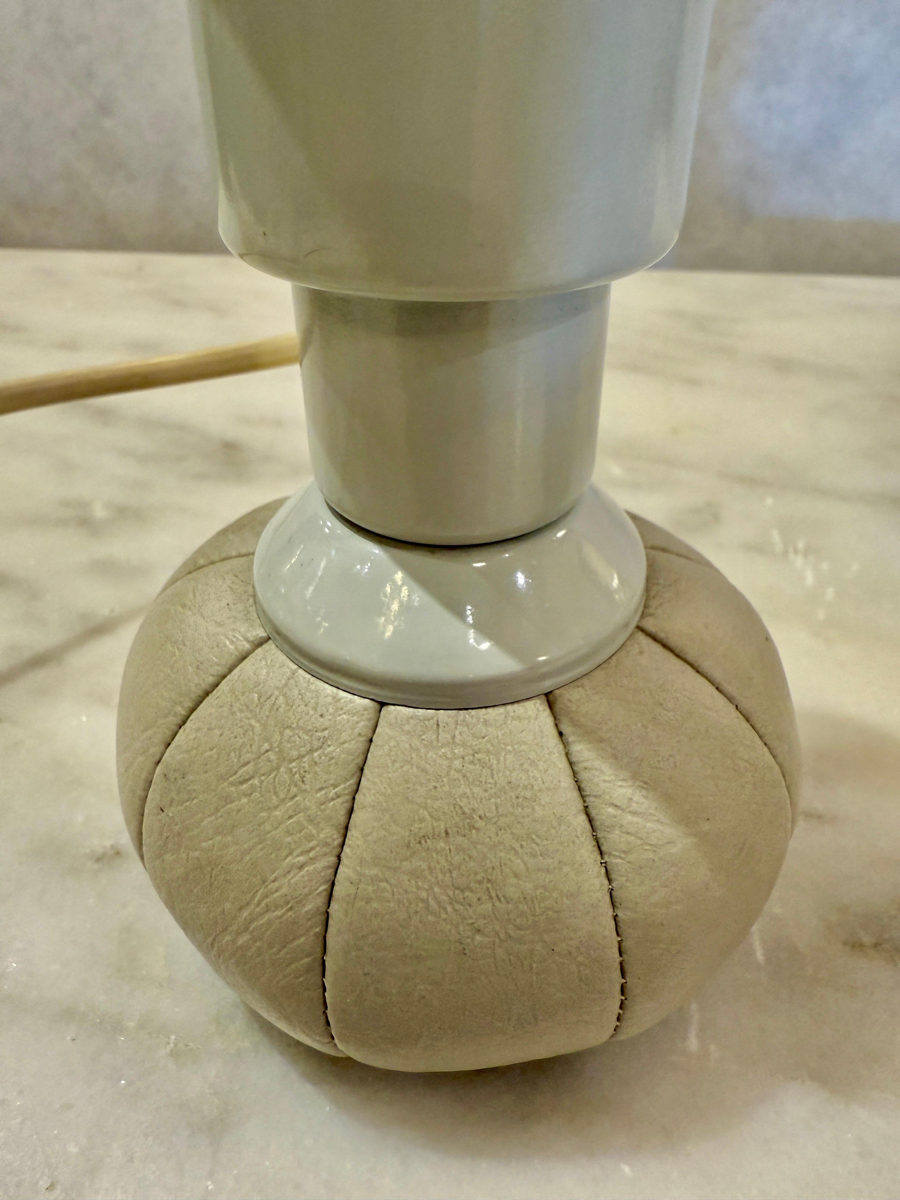 Paire de lampes orientables Model 600 de couleur crème par Gino Sarfatti pour Arteluce.  Le modèle 600, une lampe de table à lumière directe conçue en 1966, a pour base une pochette de cuir cousue remplie de petites boules. Cette base permet de