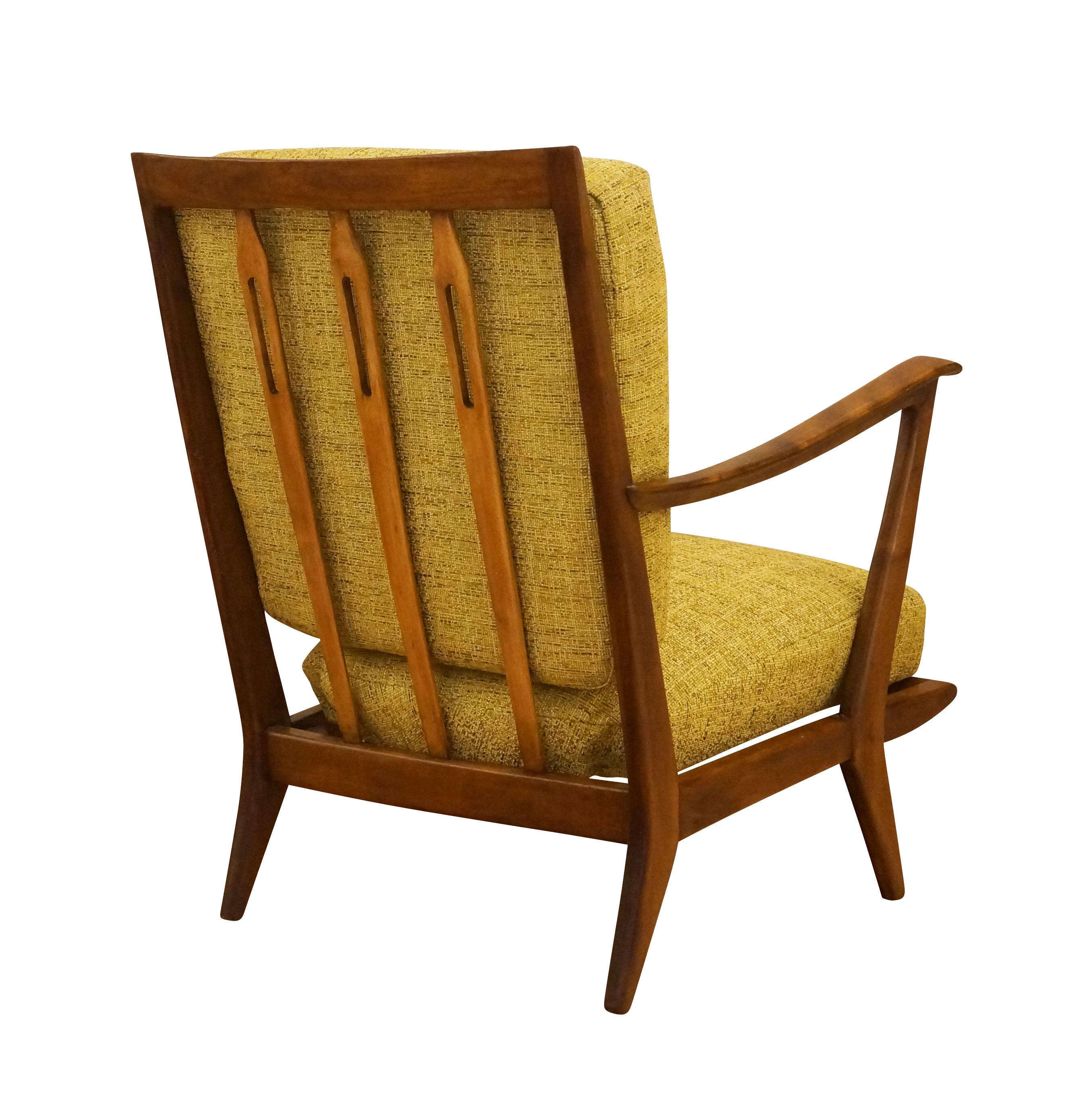 Ein Paar skulpturale Sessel aus Nussbaumholz, Variante des Modells 516, entworfen von Gio Ponti für Cassina im Jahr 1955. Pontis Kreativität zeigt sich in den vielen Details wie den ansteigenden offenen Armlehnen, dem sich verjüngenden Rahmen und