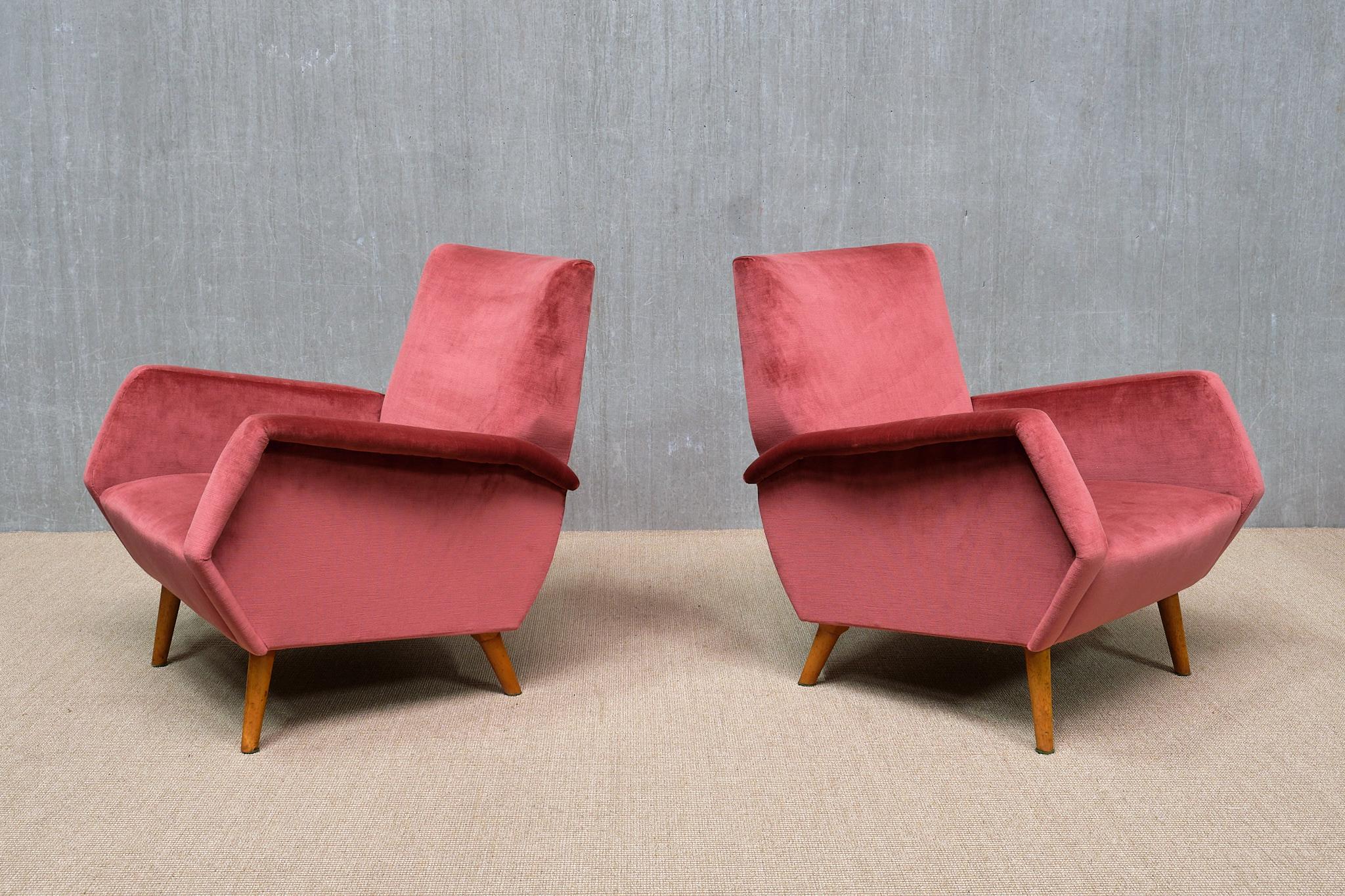 Este raro sillón fue diseñado por Gio Ponti en 1954. Este modelo concreto, numerado 