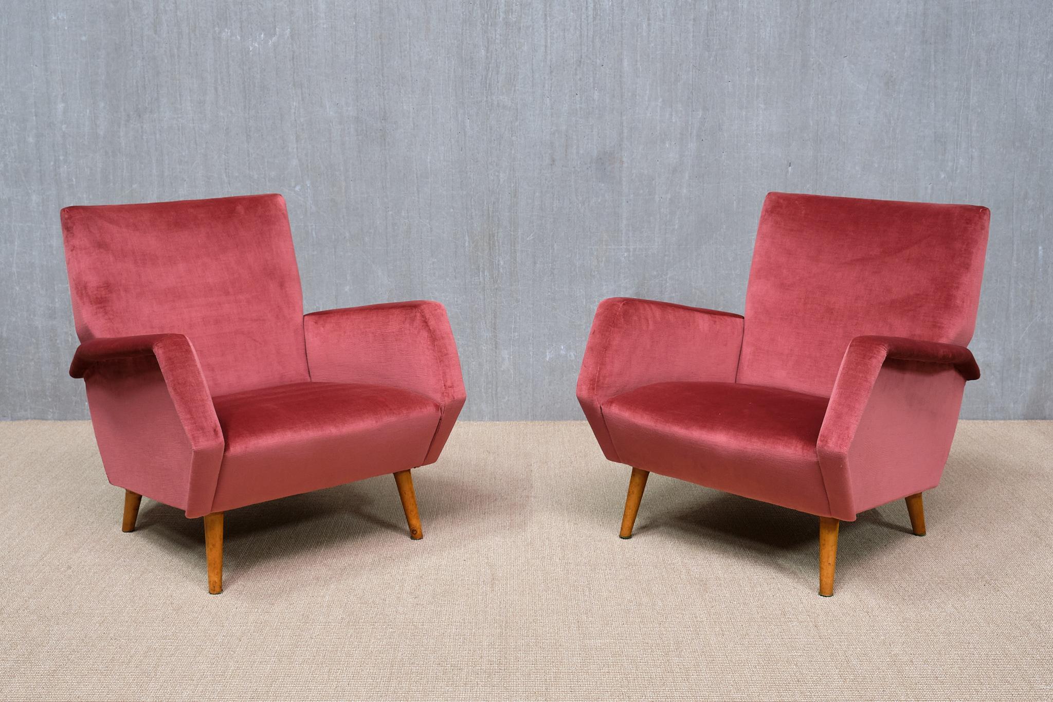 Pareja de sillones Gio Ponti de terciopelo rojo coral y haya, Asko, Finlandia, 1957 Moderno de mediados de siglo en venta