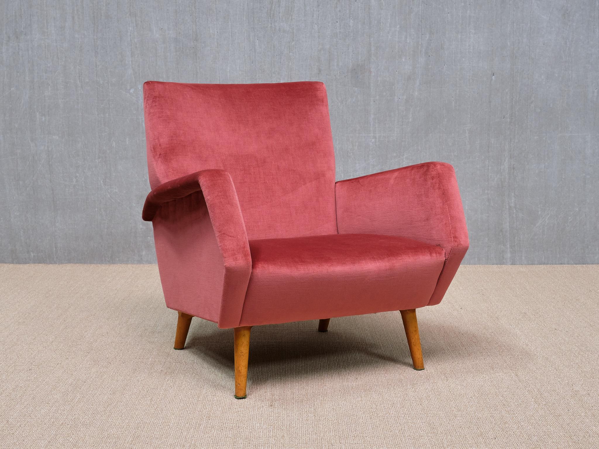 Pareja de sillones Gio Ponti de terciopelo rojo coral y haya, Asko, Finlandia, 1957 Finlandés en venta